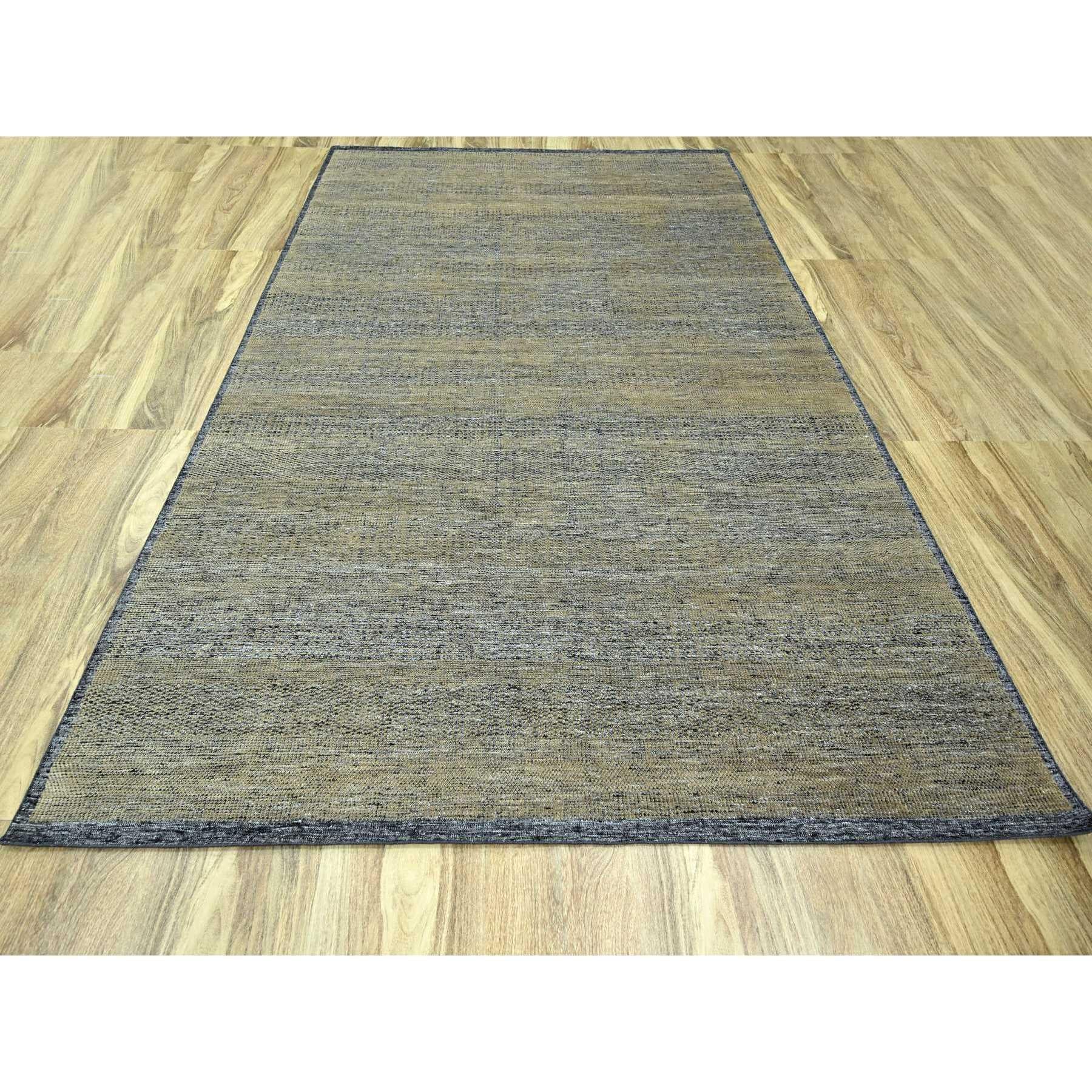 Holzkohle Schwarz mit Latte Braun, Oxidiert und Distressed Gras Design mit freiliegenden Kettfäden, 100% Wolle, Handgeknüpft, Orientteppich
Primäre MATERIALIEN: Wolle
Latex: Kein Flor 
Höhe: 0,25 Zoll
Stil: AM Contemporary
Grundfarbe: