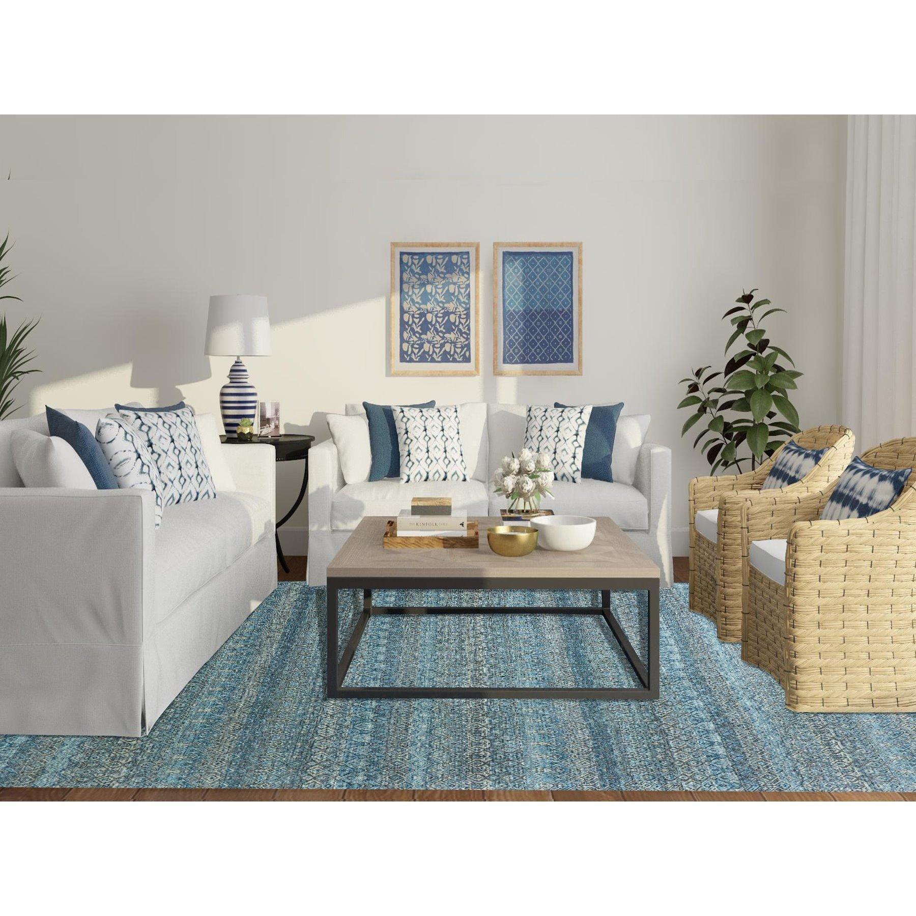 Georgisches Blau, Kohinoor Herat Design mit kleinen geometrischen Wiederholungen, Ton in Ton, weiche Wolle, handgeknüpft, Orientteppich
Primäre MATERIALIEN: Wolle
Latex: Kein Flor 
Höhe: 0,25 Zoll
Stil: Transitional
Grundfarbe: Blau
Sekundärfarben: