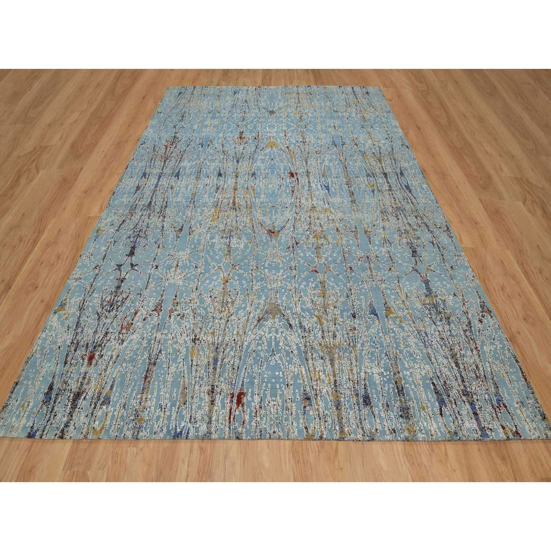 Blu nuvola, Moderno con disegno di canne di bambù, Lana e seta, Pile morbido, Annodato a mano, Tappeto orientale
Materiali primari: Lana e seta
Lattice: No Pile 
altezza: 0,25 pollici
Stile: Contemporaneo
Colore primario: Blu
Colori secondari: