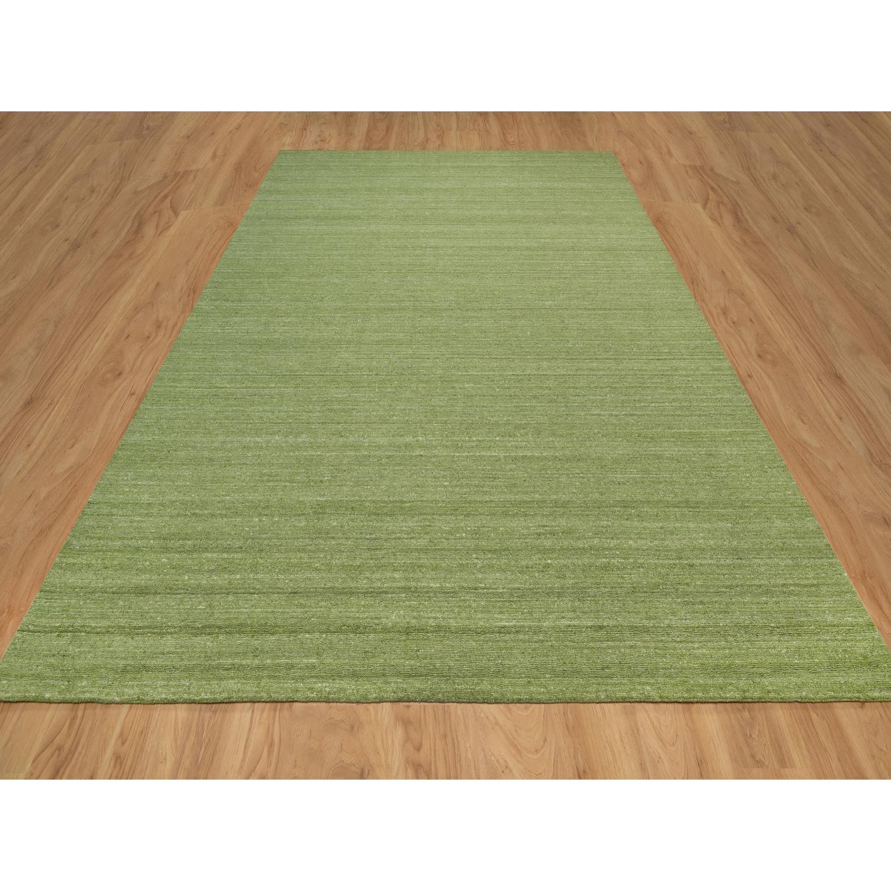 Grashüpfer Grün, Weicher Flor, Einfarbig Modernes Streifendesign, Ton in Ton, Reine Wolle, Handgeknüpft, Orientteppich
Primäre MATERIALIEN: Wolle
Latex: Kein Flor 
Höhe: 0,25 Zoll
Stil: AM Contemporary
Grundfarbe: Grün
Sekundärfarben: Keine
Muster: