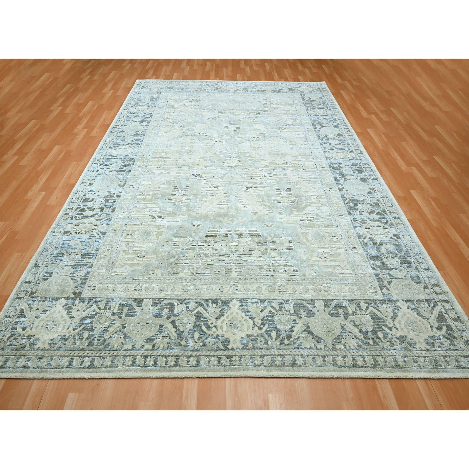 Sturmgrau, Seide und oxidierte Wolle, Oushak-Design mit geometrischem Muster, handgeknüpft, Orientteppich
Primäre MATERIALIEN: Wolle & Seide
Latex: Kein Flor 
Höhe: 0,25 Zoll
Stil: Traditionell
Grundfarbe: Grau
Sekundärfarben: Elfenbein, Braun,