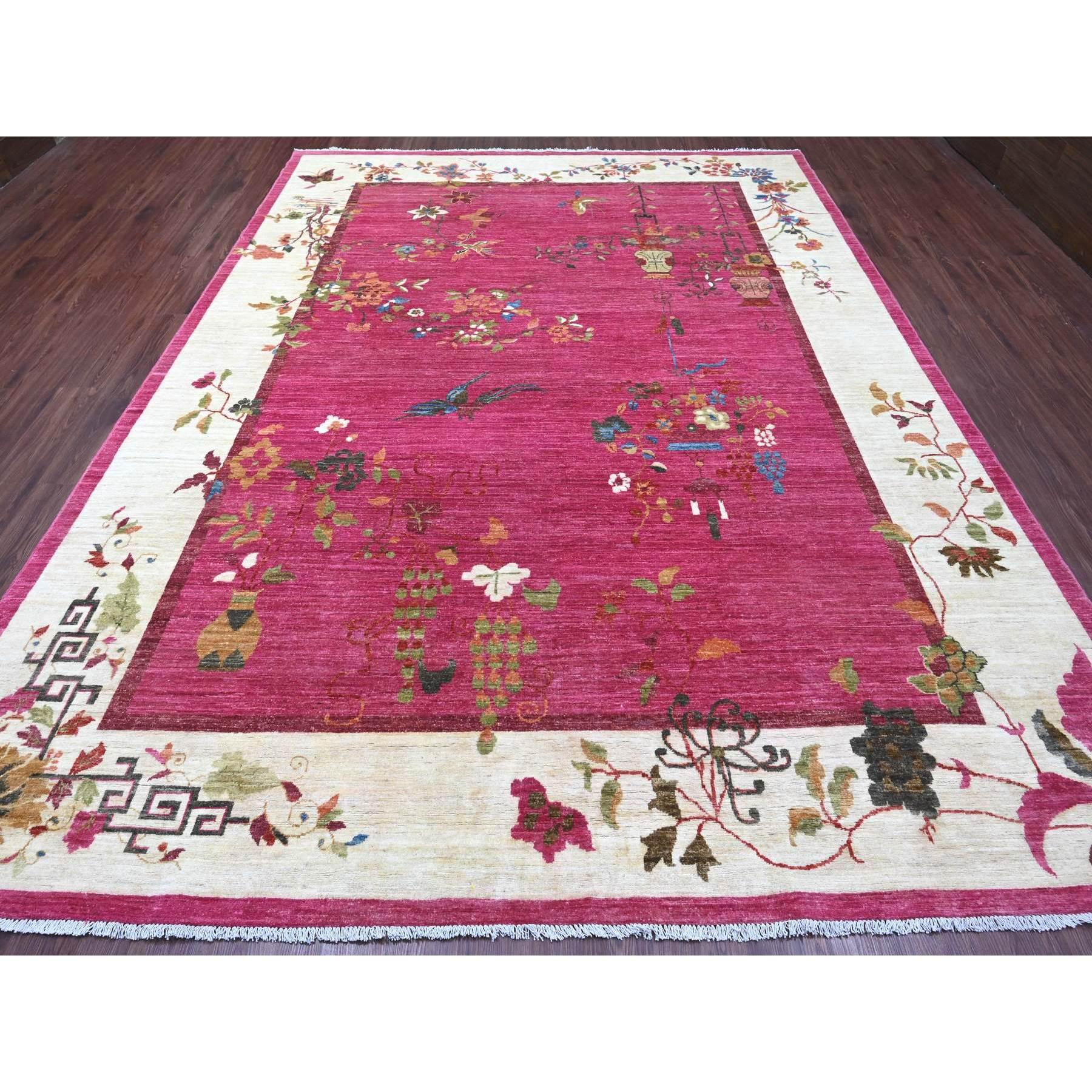 Rosa Caliente, Lana Pura, Peshawar Inspirada en el Art Decó Chino, Tintes Naturales, Anudada a Mano, Alfombra Oriental
Materiales primarios: Lana
Látex: Sin pelo 
altura: 0,25 Pulgadas
Estilo: Transicional
Color principal: Rosa
Colores secundarios: