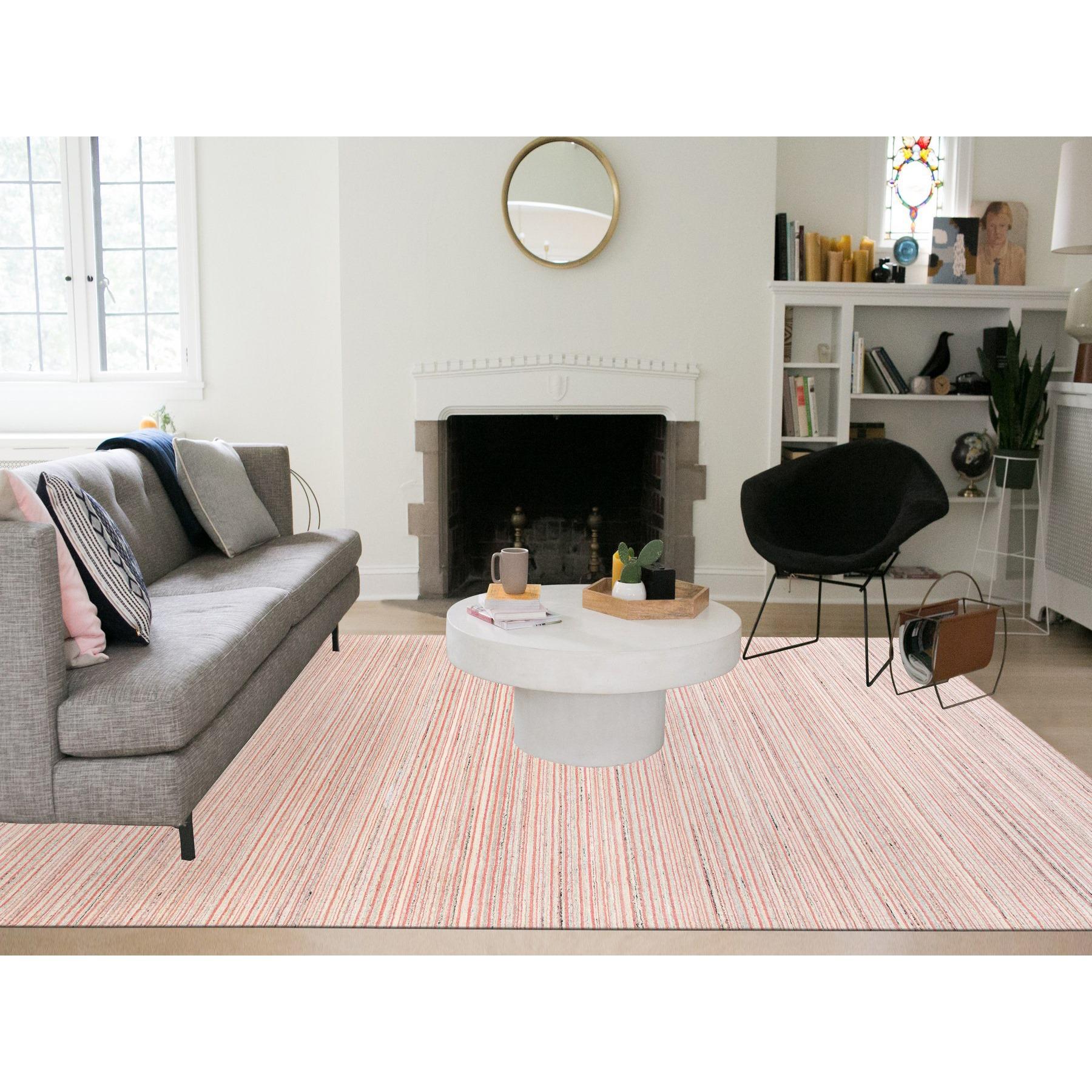 Il s'agit d'un véritable tapis d'Orient, unique en son genre, tissé à la main, en laine naturelle ivoire et rouge corail, au design moderne et uni. Il a été tissé pendant des mois et des mois selon les techniques séculaires de l'artisanat persan par