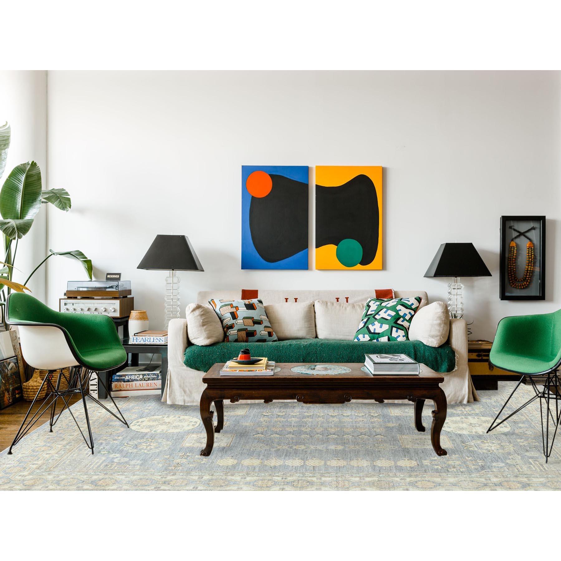 Nebelgrau, Afghanischer Peshawar mit Khotan Design, Stone Washed, Weiche Wolle, Handgeknüpft, Orientteppich
Primäre MATERIALIEN: Wolle
Latex: Kein Flor 
Höhe: 0,25 Zoll
Stil: Transitional
Grundfarbe: Grau
Sekundäre Farben: Braun, Grün
Muster: