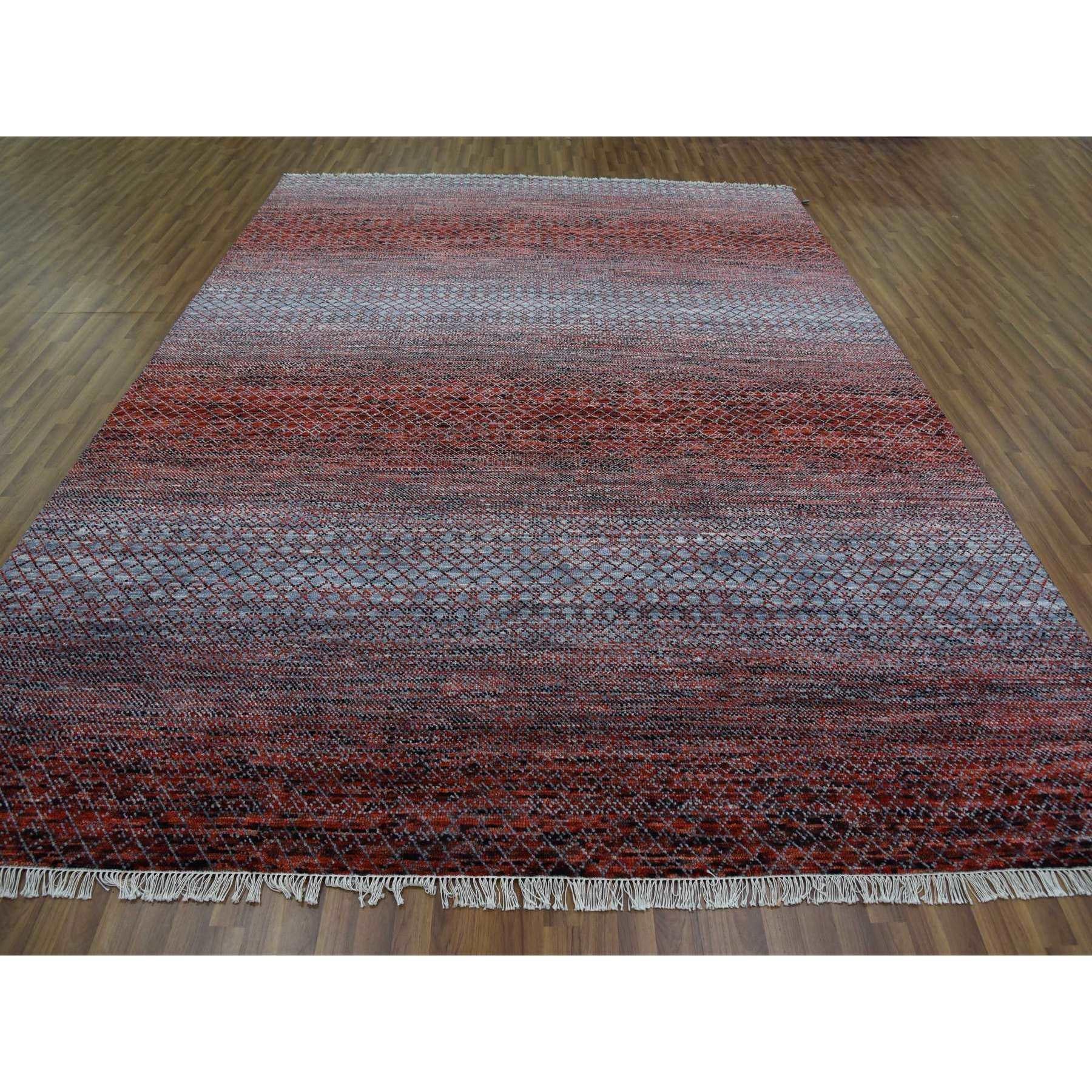 Dies ist eine wirklich echte one-of-a-kind Brownish Red, Hand Knotted Modern Chiaroscuro Collection, dick und Plüsch aus reiner Wolle, Orientteppich. Es wurde monatelang von erfahrenen Kunsthandwerkern in jahrhundertealten Webtechniken