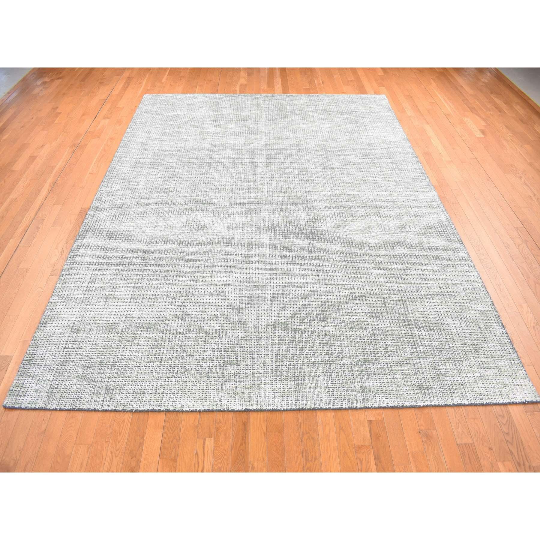Chetwode Grün, Modernes Criss Cross Kompliziertes Design, Wolle und Kunstseide, Ton in Ton, Handgeknüpft, Orientteppich
Primäre MATERIALIEN: Wolle & Seide
Latex: Kein Flor 
Höhe: 0,25 Zoll
Stil: Transitional
Grundfarbe: Grün
Sekundäre Farben: Grau,