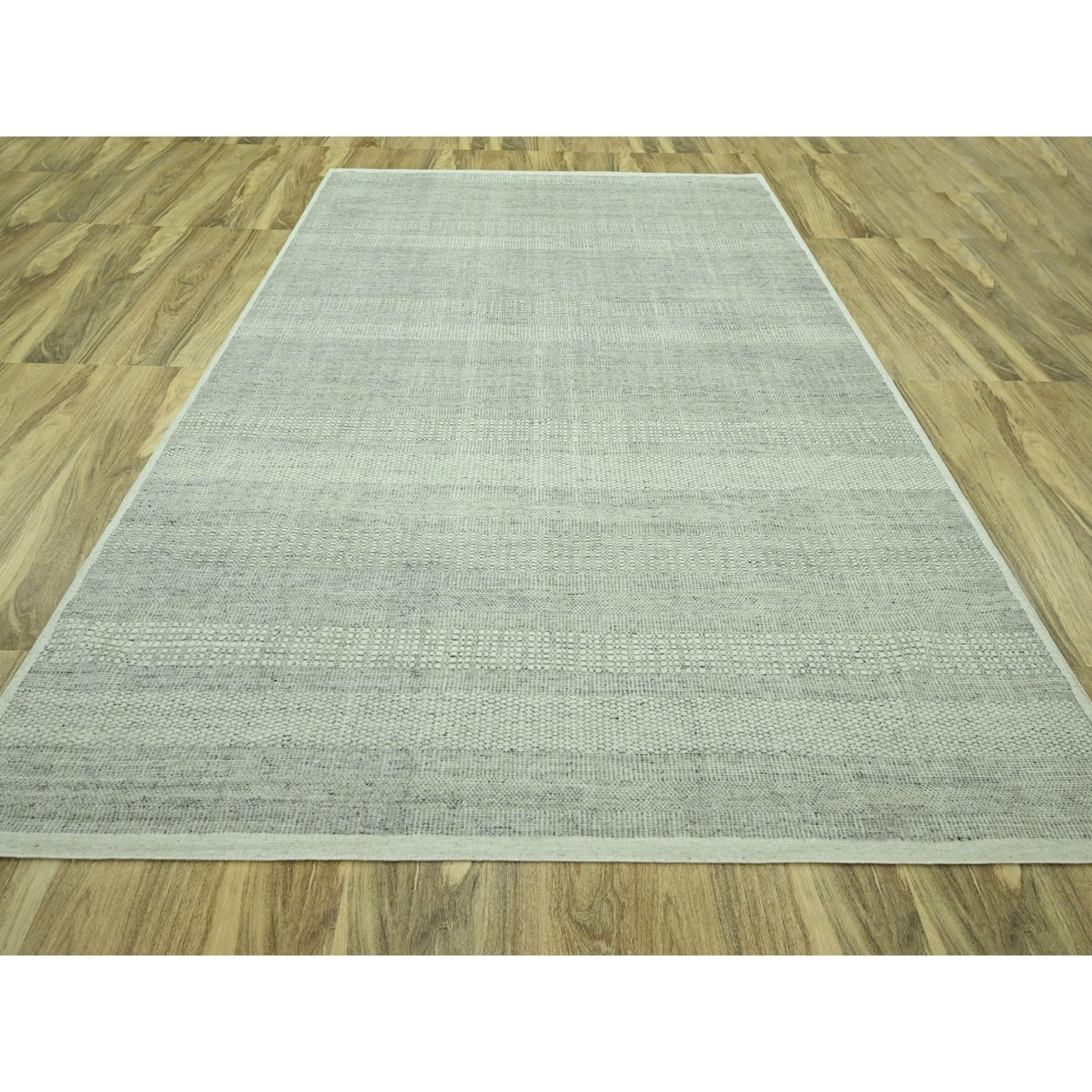 Mittelgrau, Handgeknüpft, Natürliche Wolle, Oxidiertes und abgenutztes Grasmuster mit freiliegenden Kettfäden, Orientteppich
Primäre MATERIALIEN: Wolle
Latex: Kein Flor 
Höhe: 0,25 Zoll
Stil: AM Contemporary
Grundfarbe: Grau
Sekundärfarben: