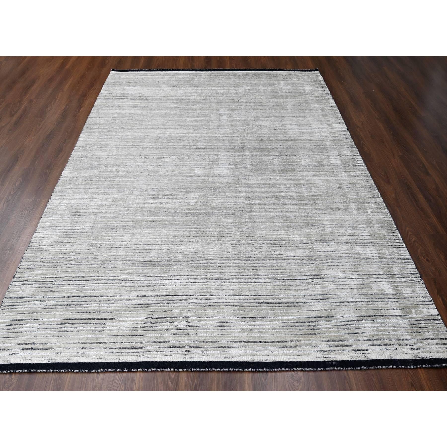 Lana e seta vegetale, tessuto a mano, design moderno e variegato, tappeto orientale.
Materiali primari: Lana e seta vegetale
Lattice: No Pile 
altezza: 0,25 pollici
Stile: Casual
Colore primario: Marrone
Colori secondari: Grigio, Avorio
Modello: