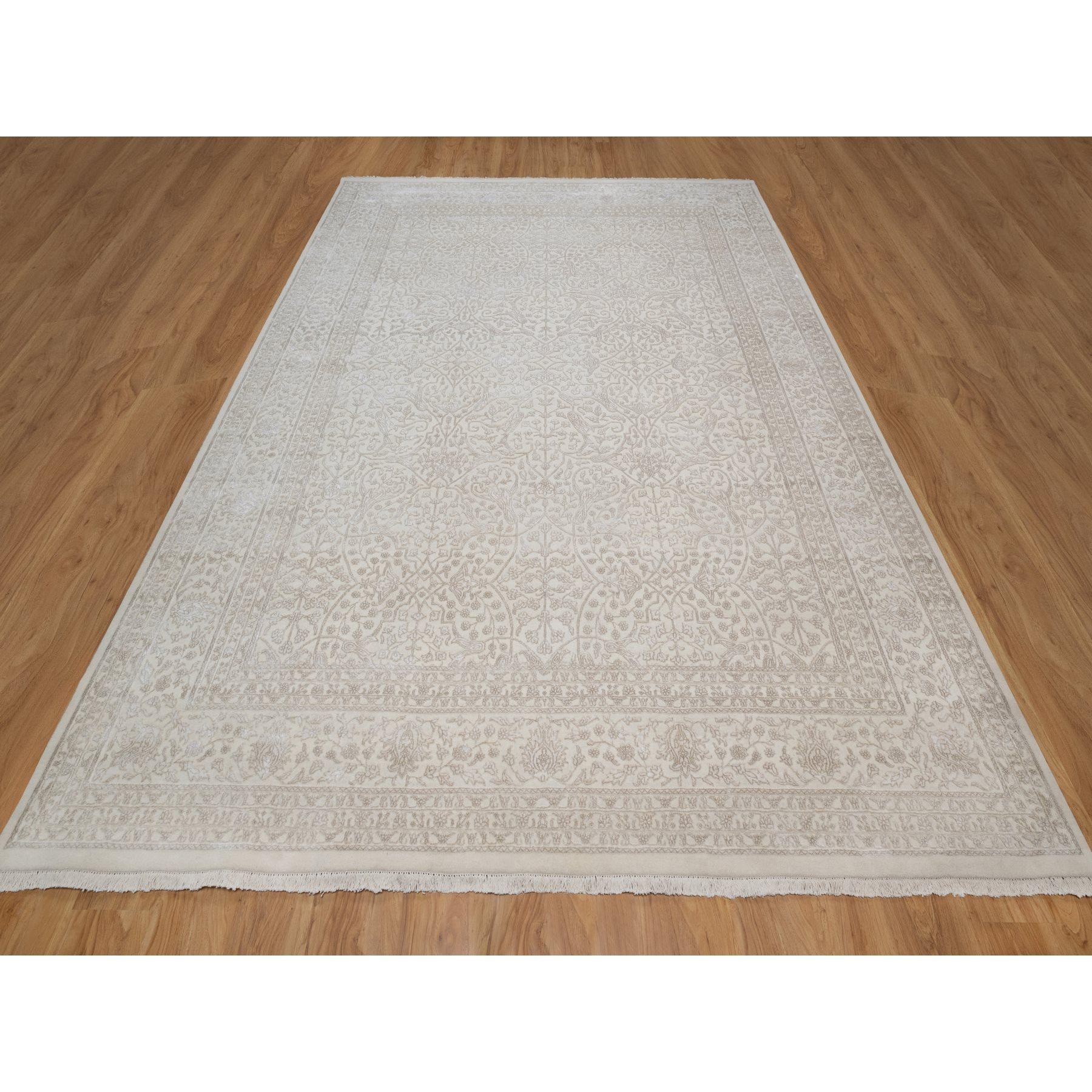 Alabaster Weiß, Wolle und Seide auf Pflanzenbasis, Heller Ton in Ton mit persischem Design, Dick und Plüsch, 200 KPSI, Handgeknüpft, Orientteppich
Primäre MATERIALIEN: Wolle & Seide
Latex: Kein Flor 
Höhe: 0,25 Zoll
Stil: Traditionell
Grundfarbe: