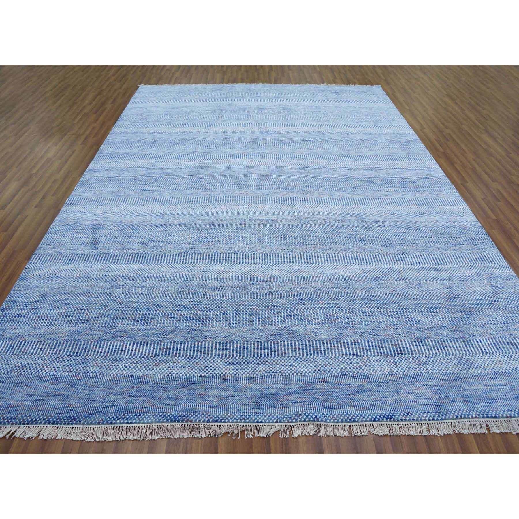 Il s'agit d'un véritable tapis d'Orient en laine et soie, noué à la main, de couleur bleue, au design Modern Grass Gabbeh, densément tissé. Il a été noué pendant des mois et des mois selon des techniques de tissage séculaires par des artisans