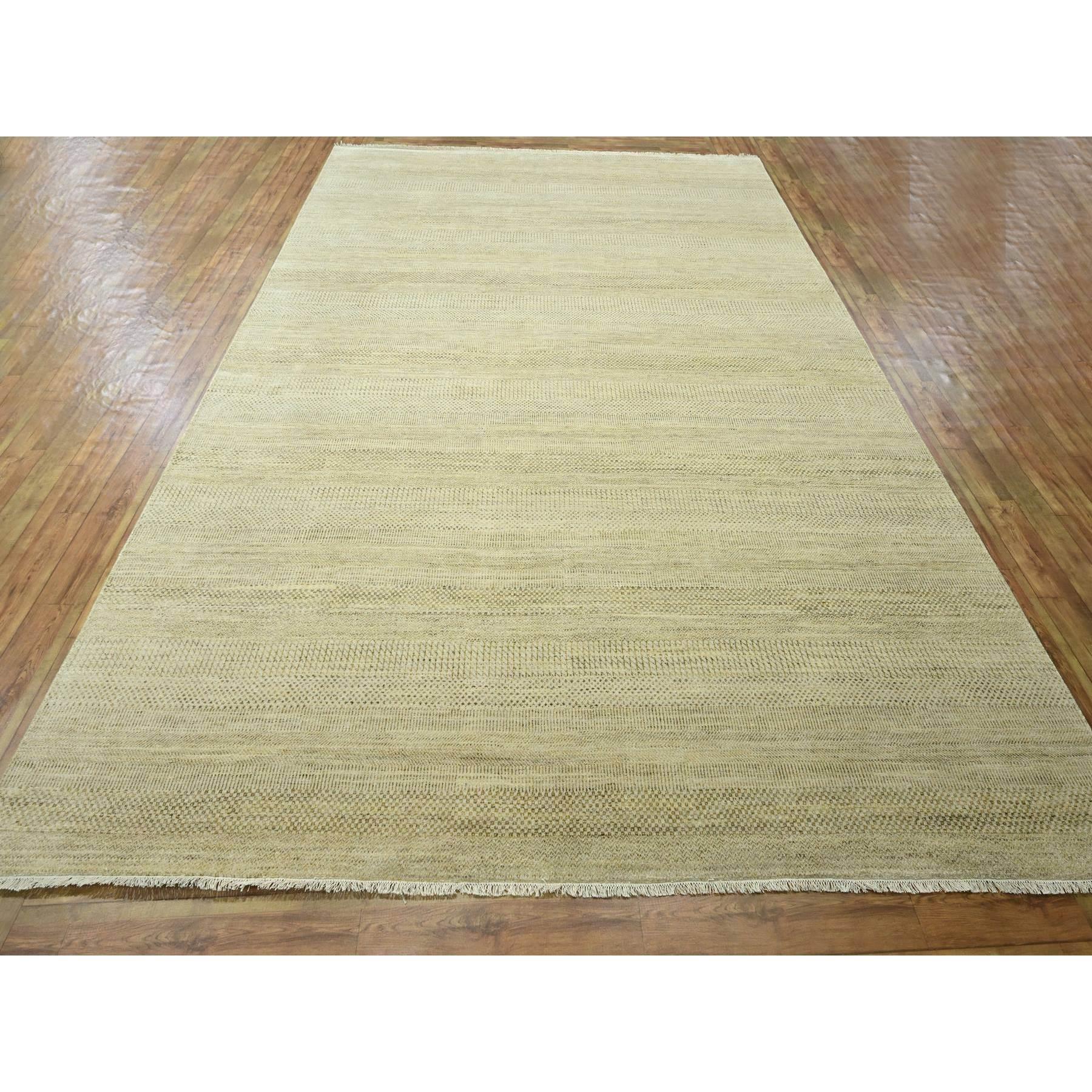 Ecru Braun, Modernes Gras Design, Handgeknüpft, Randlos, Ton in Ton, Wolle und Seide, Dichtere Webart, Üppig und Plüsch, Orientteppich
Primäre MATERIALIEN: Wolle & Seide
Latex: Kein Flor 
Höhe: 0,25 Zoll
Stil: AM Contemporary
Grundfarbe: