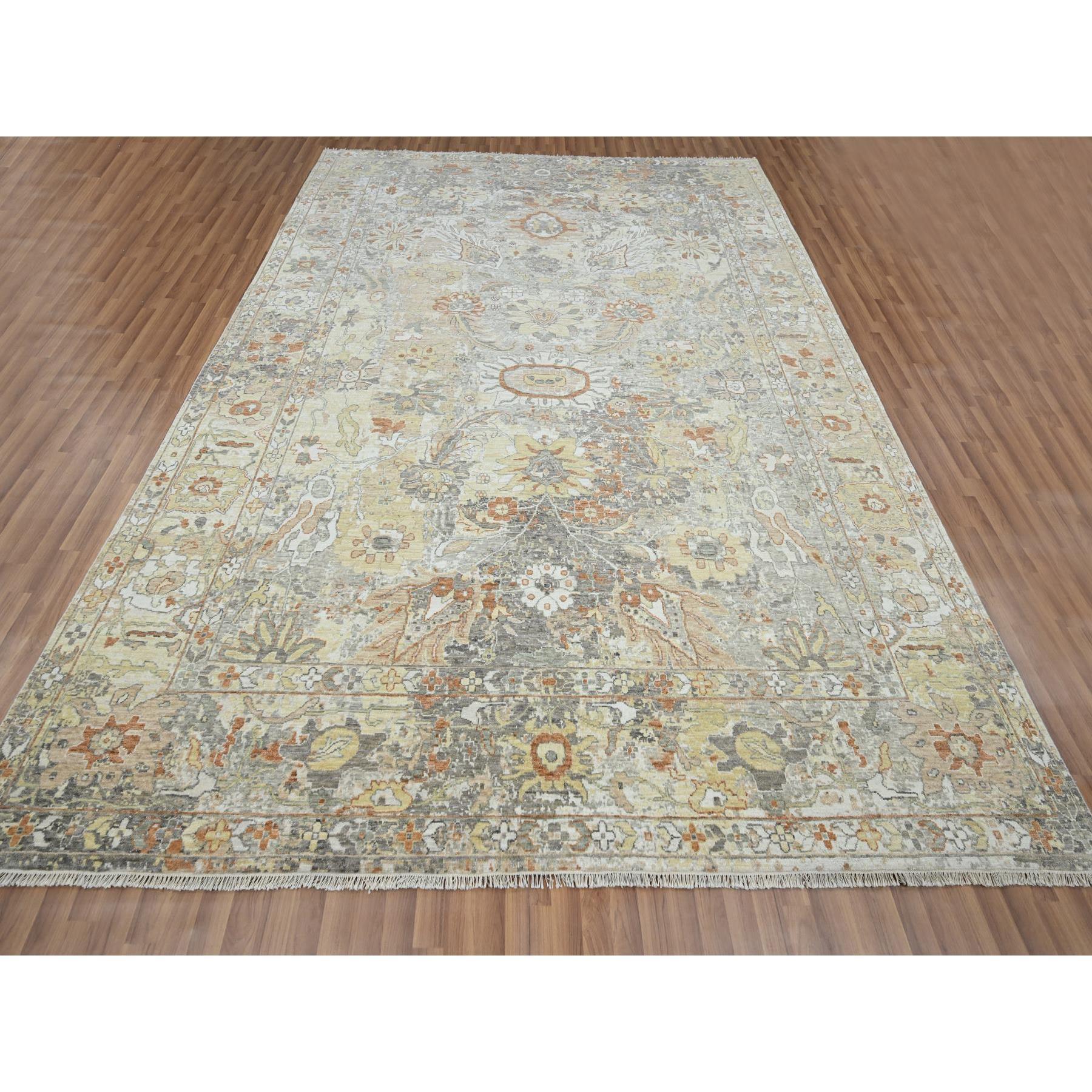 Spanisch Grau mit Beige, gebrochenes und gelöschtes Sultanabad Design, Nullflor, 100% Wolle, handgeknüpft, Orientteppich
Primäre MATERIALIEN: Wolle
Latex: Kein Flor 
Höhe: 0,25 Zoll
Stil: Transitional
Grundfarbe: Grau
Sekundäre Farben: Orange, Gelb,