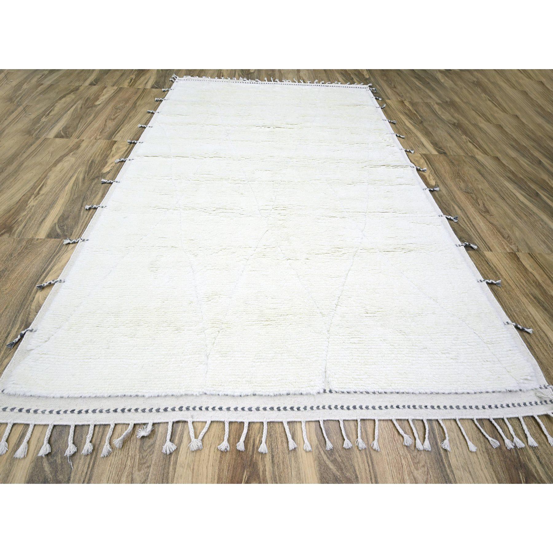 Unverfälschtes Weiß, Marokkanische Webart mit Criss Cross Design, Shabby Chic, Natürliche ungefärbte Wolle, Handgeknüpft, Orientteppich
Primäre MATERIALIEN: Wolle
Latex: Kein Flor 
Höhe: 0,25 Zoll
Stil: AM Contemporary
Grundfarbe: