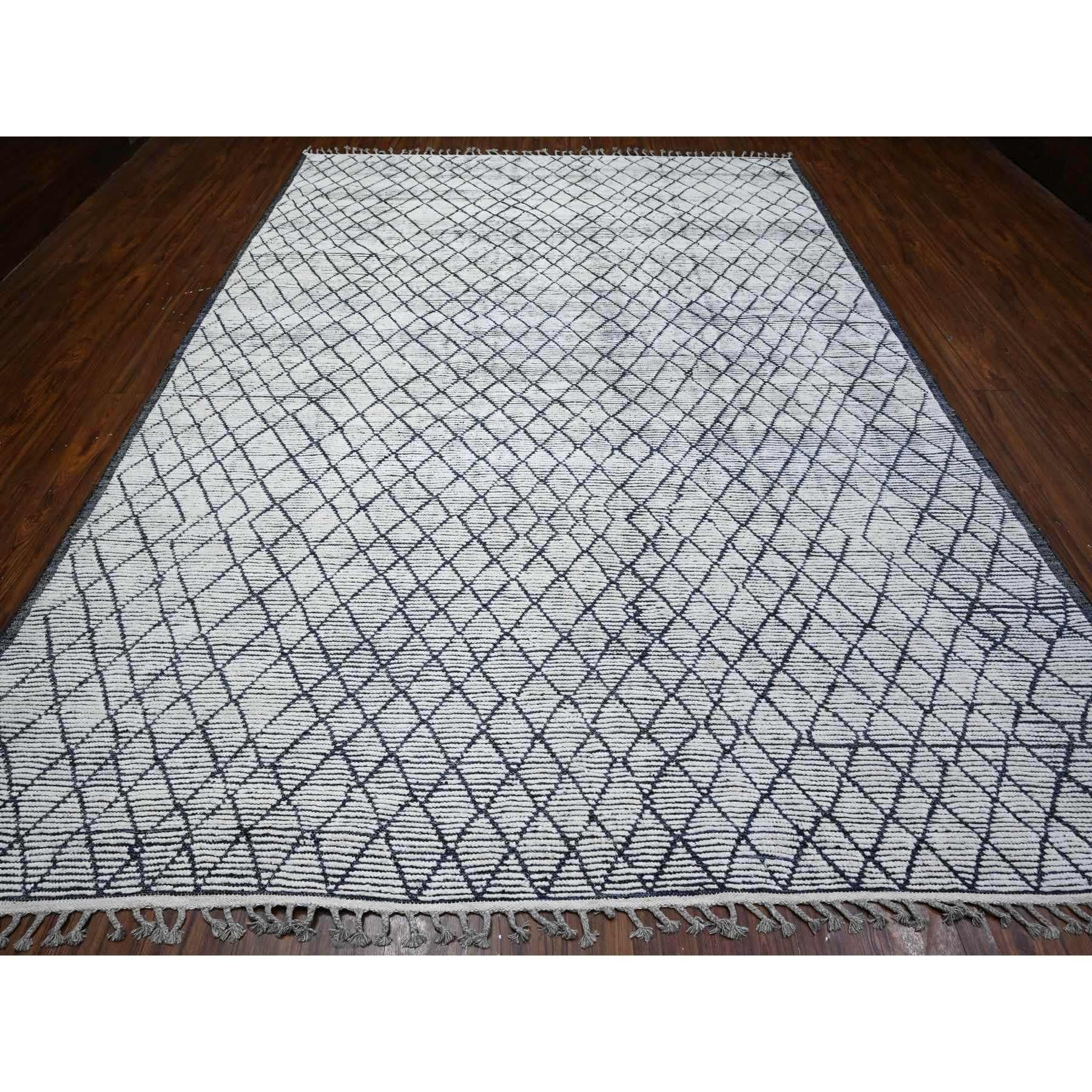 Il s'agit d'un véritable tapis d'Orient en pure laine nouée à la main, tissage marocain. Il a été noué pendant des mois et des mois selon des techniques de tissage séculaires par des artisans experts.
Matières premières : Laine
Latex : Pas de poils