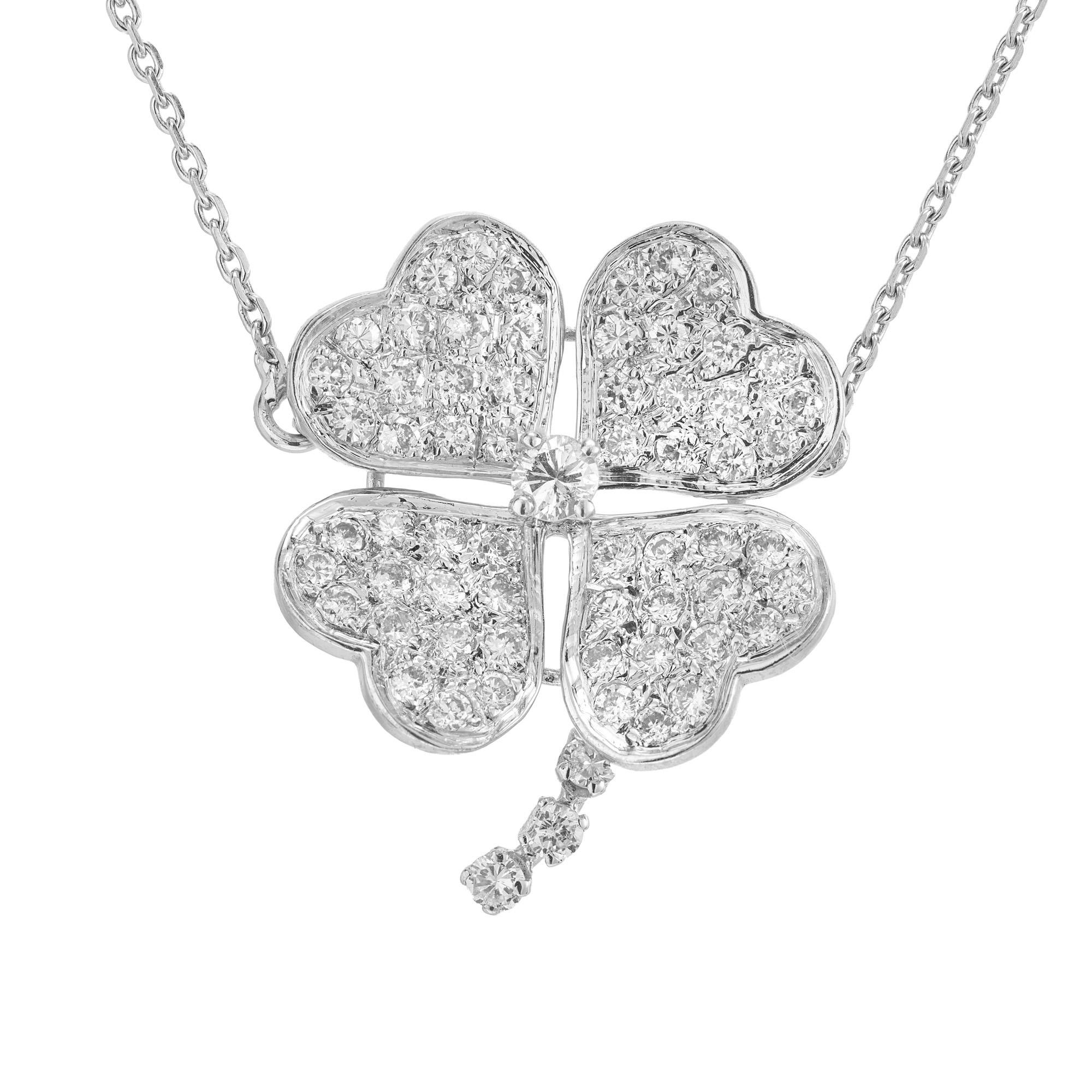 La nostra collana con ciondolo a forma di quadrifoglio in oro bianco con diamante .92ct è un capolavoro di eleganza e fortuna, progettato per affascinare e incantare. Ogni foglia del trifoglio brilla di squisiti diamanti rotondi taglio brillante,