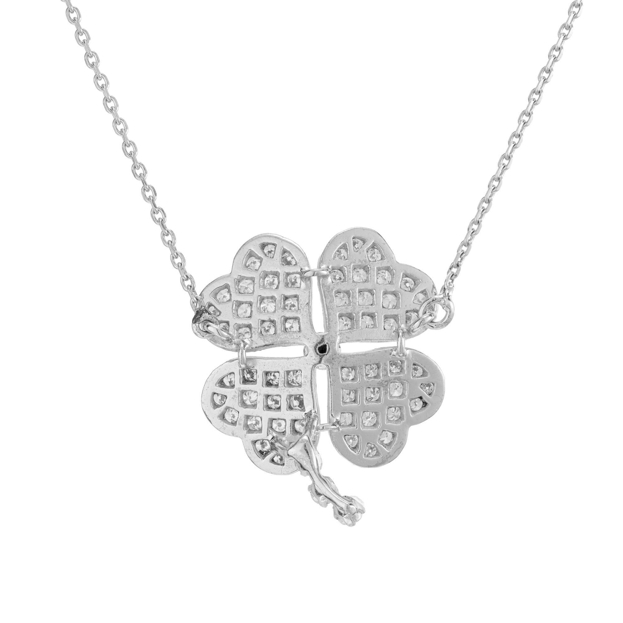 Taglio rotondo Collana con ciondolo a forma di quadrifoglio in oro bianco con diamante da .92 carati in vendita