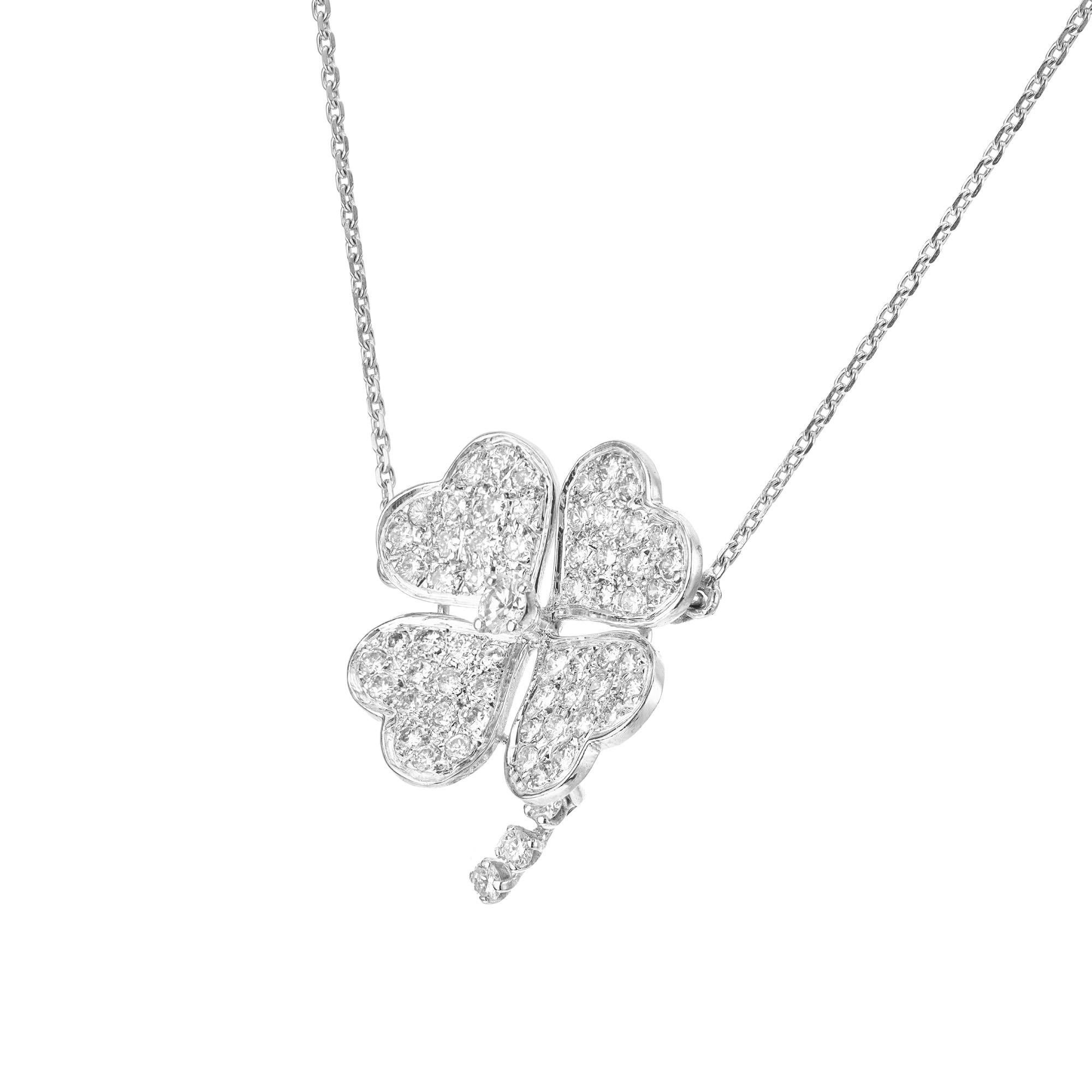 Collana con ciondolo a forma di quadrifoglio in oro bianco con diamante da .92 carati In condizioni ottime in vendita a Stamford, CT