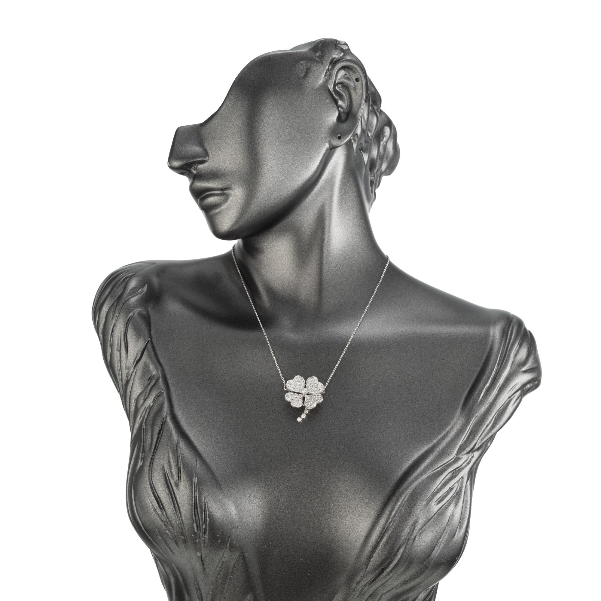 Donna Collana con ciondolo a forma di quadrifoglio in oro bianco con diamante da .92 carati in vendita