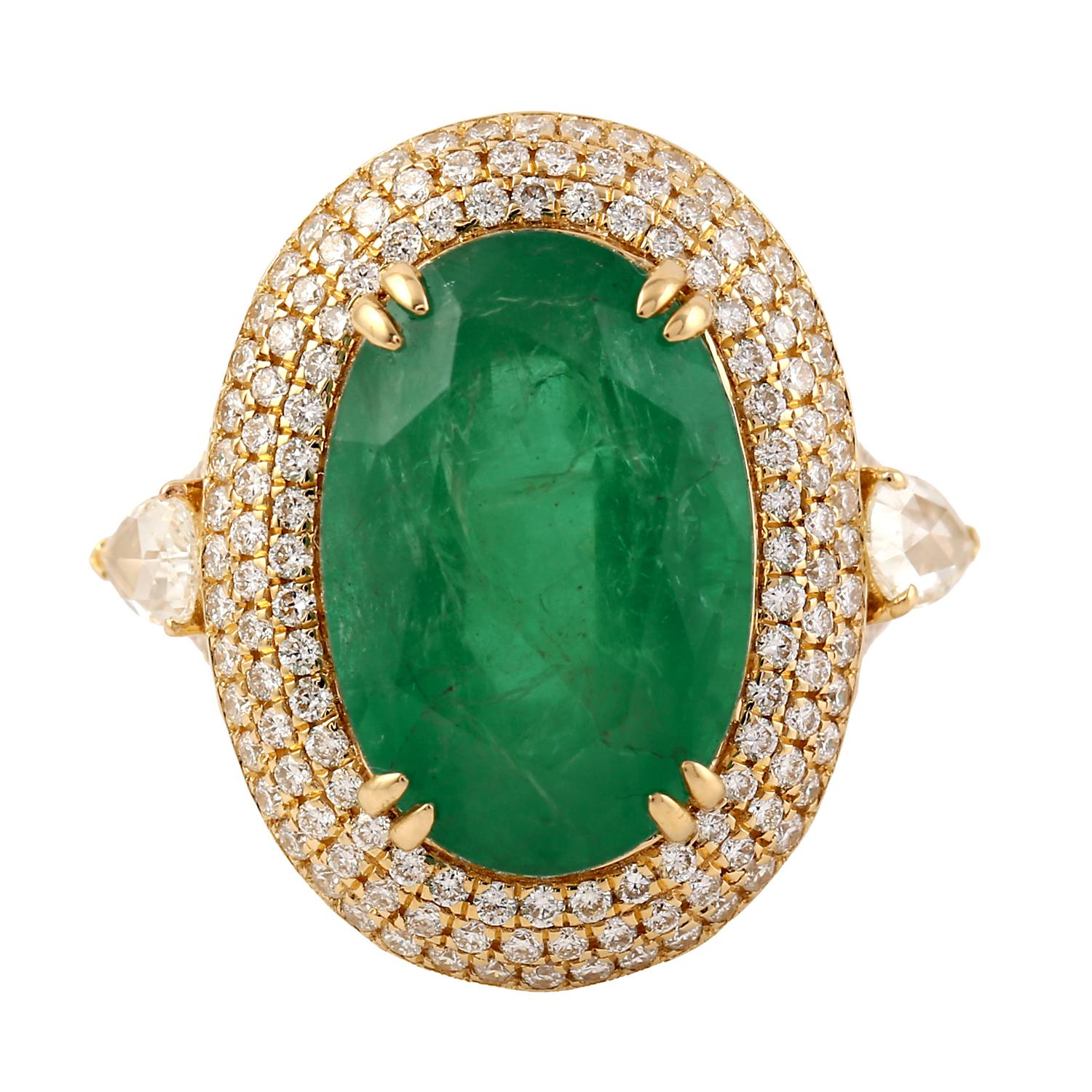 Modern 9.2 Carat Emerald 1.19 Carat Diamond 14 Karat Gold Ring For Sale