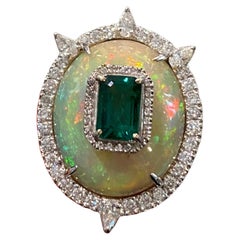 Anillo cóctel de ópalo y esmeralda de 9,2 quilates