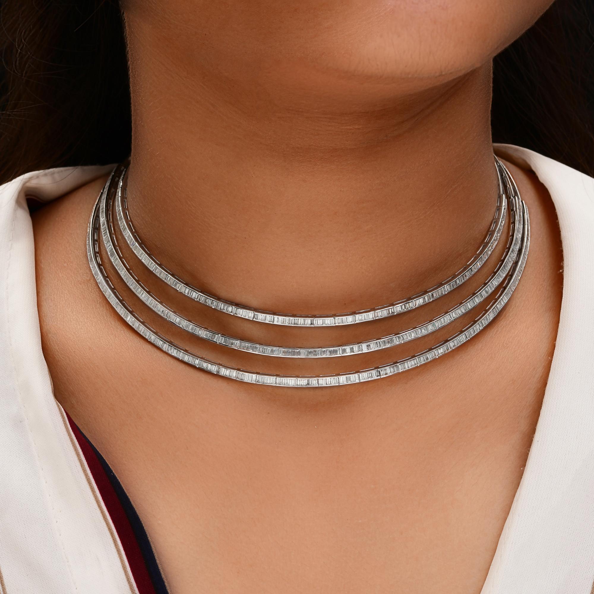 Este collar gargantilla de oro blanco de 14 quilates con triple capa de diamantes baguette SI/H de 9,2 quilates presenta diamantes talla baguette tachonados en triple capa combinados por detrás.
Los diamantes son un símbolo universal de eternidad y