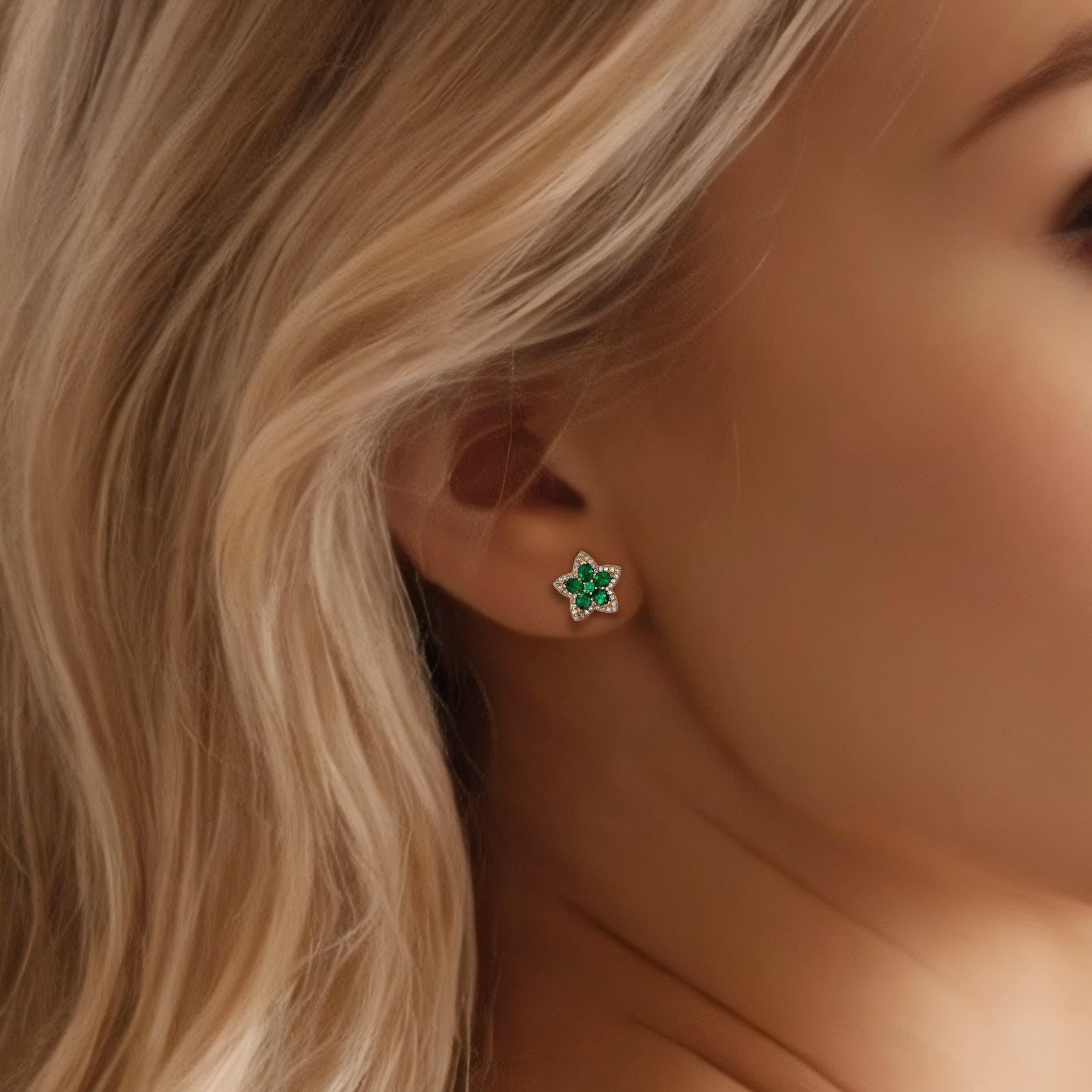 Los pendientes de oro amarillo de 14 quilates con gema de rubí y esmeralda 92 combinan la vibrante belleza de las gemas esmeralda y rubí con el brillo de los diamantes naturales. Engarzados en oro amarillo de 14 quilates, estos pendientes presentan