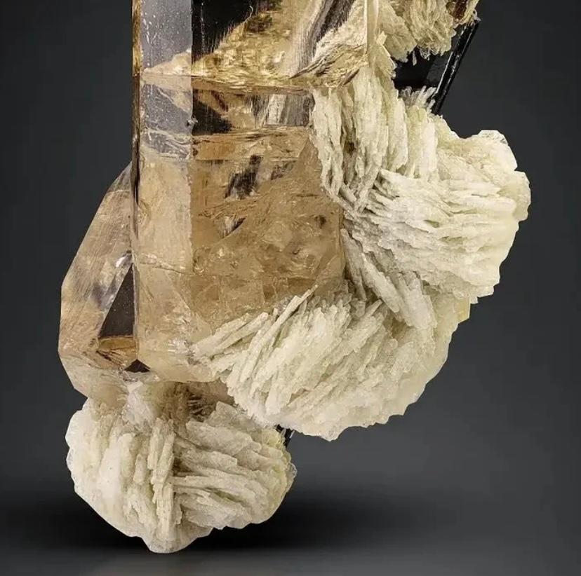 92 Gramm schmuckvolle Kombination aus Topas und Schorl aus Pakistan im Zustand „Gut“ im Angebot in Peshawar, PK