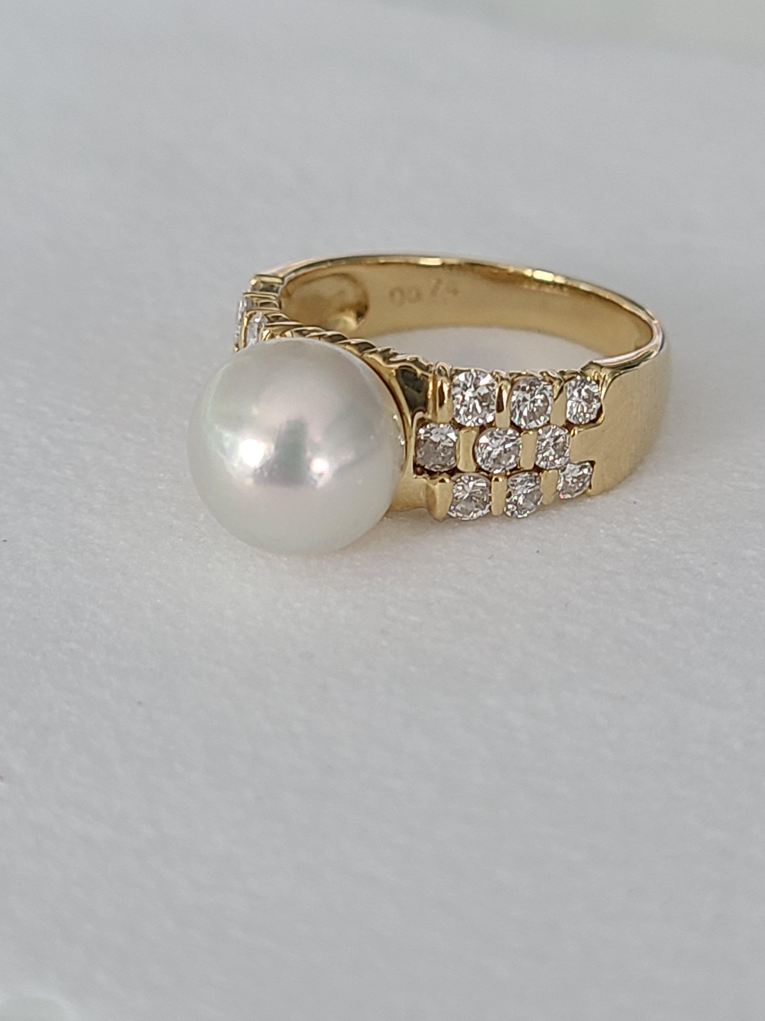 Ein wunderschöner Südseeperlenring, gefasst in 18 Karat Gold mit Diamanten. Die Perle ist 9,2 mm und Ring Abmessungen in cm .5 x 1,6 x 2,6 (LXWXH). der Diamant Gewicht ist .74 cts. US Größe 6 1/4.