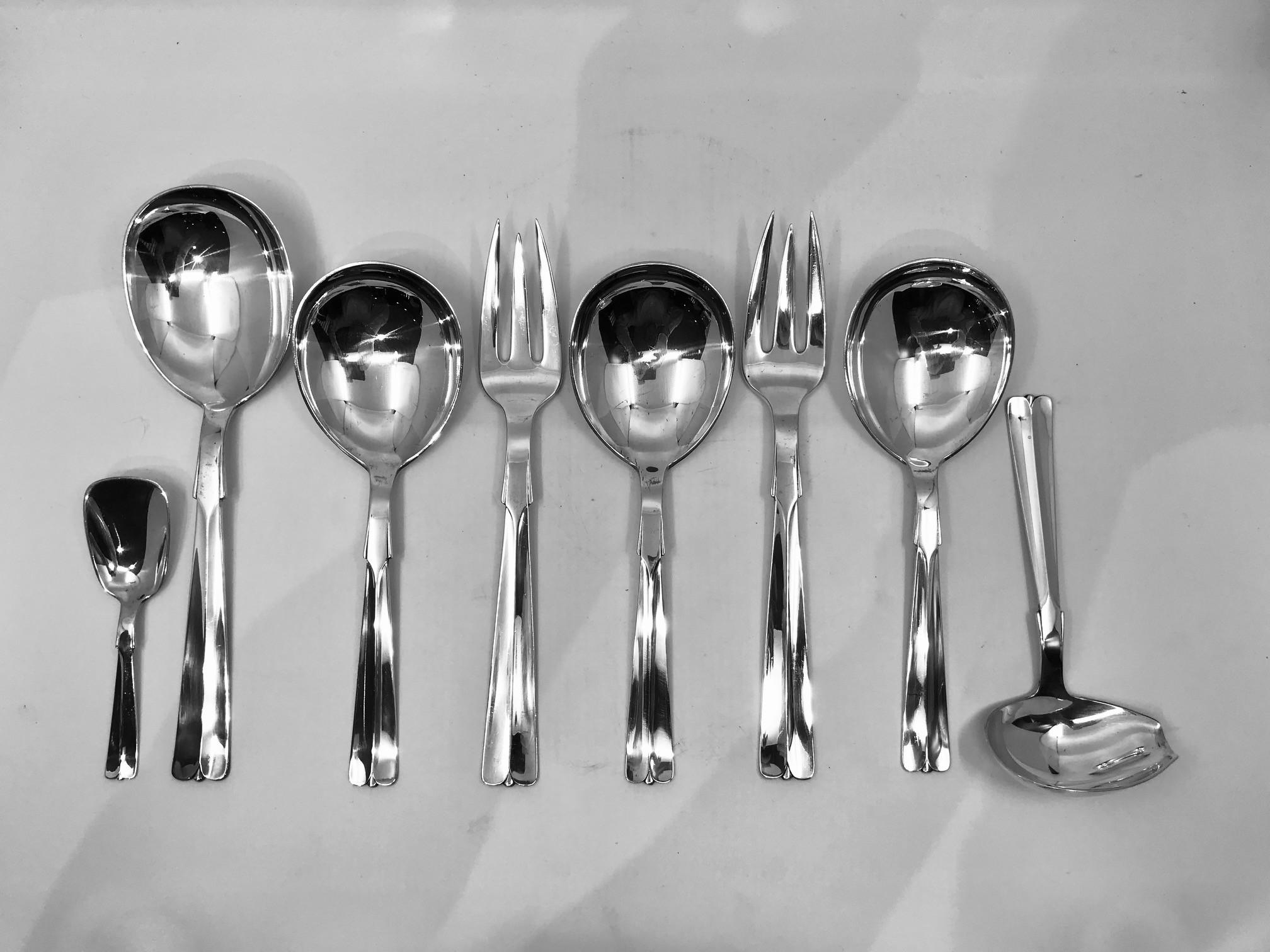 This is a sterling silver Hans Hansen silverware service for 12 in the Baronet pattern (Danish name Arvesølv #7). Each setting comprises 7 pieces, plus serving pieces.

This set includes:
12x Dinner Forks, 12x Dinner Knives, 12x Soup Spoons, 12x