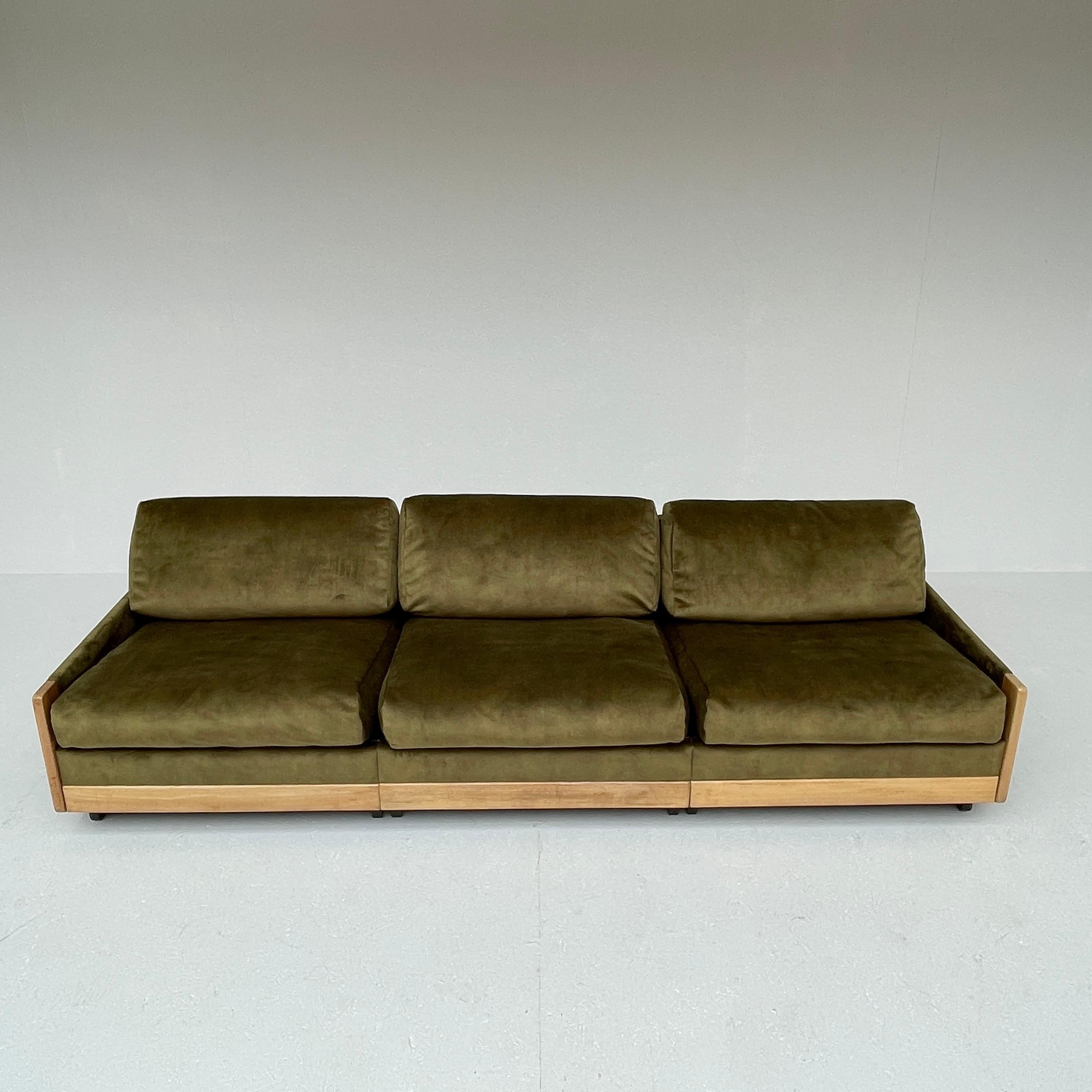 920 3 seater sofa by Afra & Tobia Scarpa for Cassina, 1970s

Dimensions: H 64 cm, W 216 cm, D 75 cm, SH 34 cm

In mint condition. Fabric reupholstered in beautifull green wash.