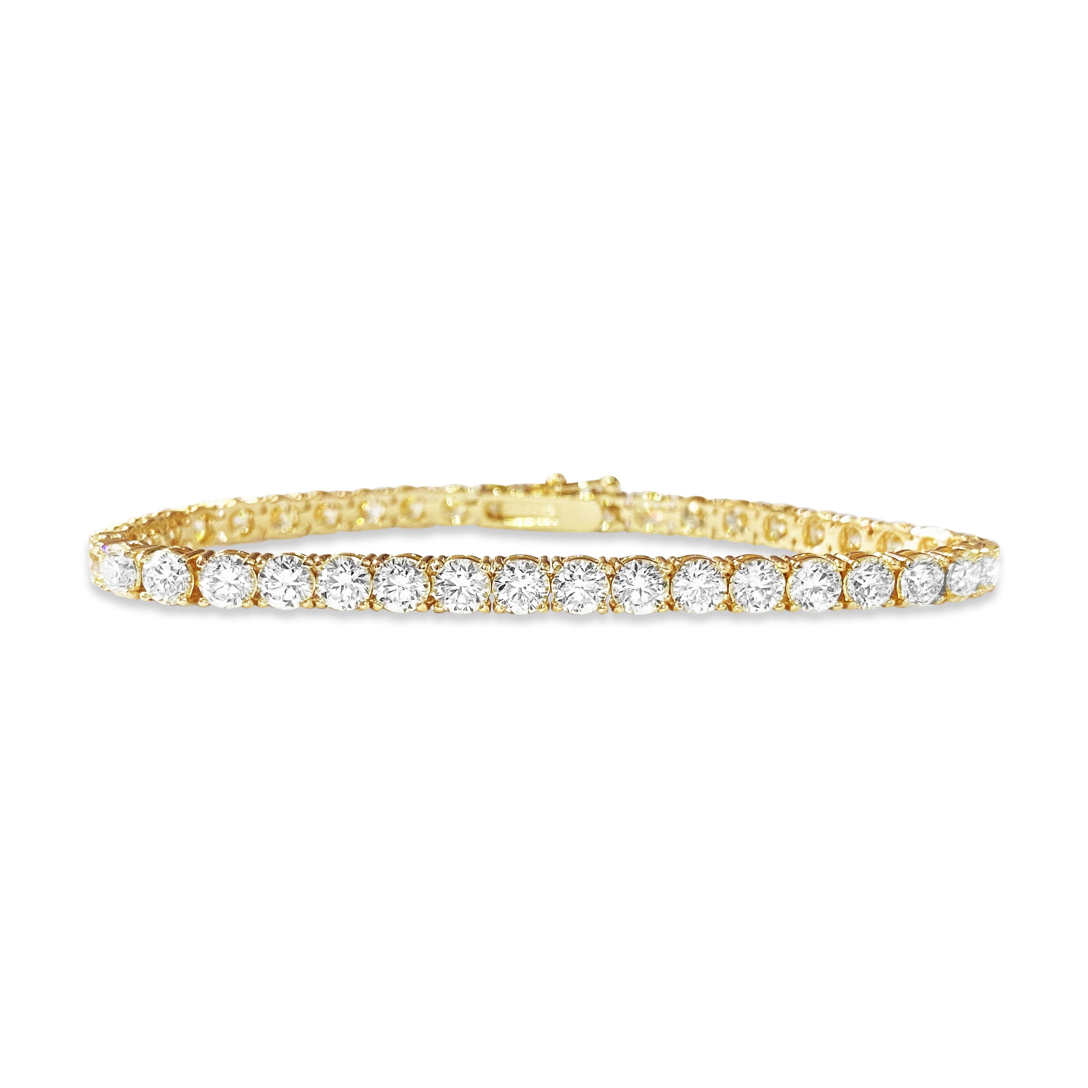 Entrez dans l'élégance avec notre exquis bracelet tennis en diamants, réalisé en or jaune rayonnant. Orné d'une étonnante série de diamants ronds de taille brillant, d'une pureté VVS, ce bracelet est un symbole de luxe intemporel. Parfait pour tous
