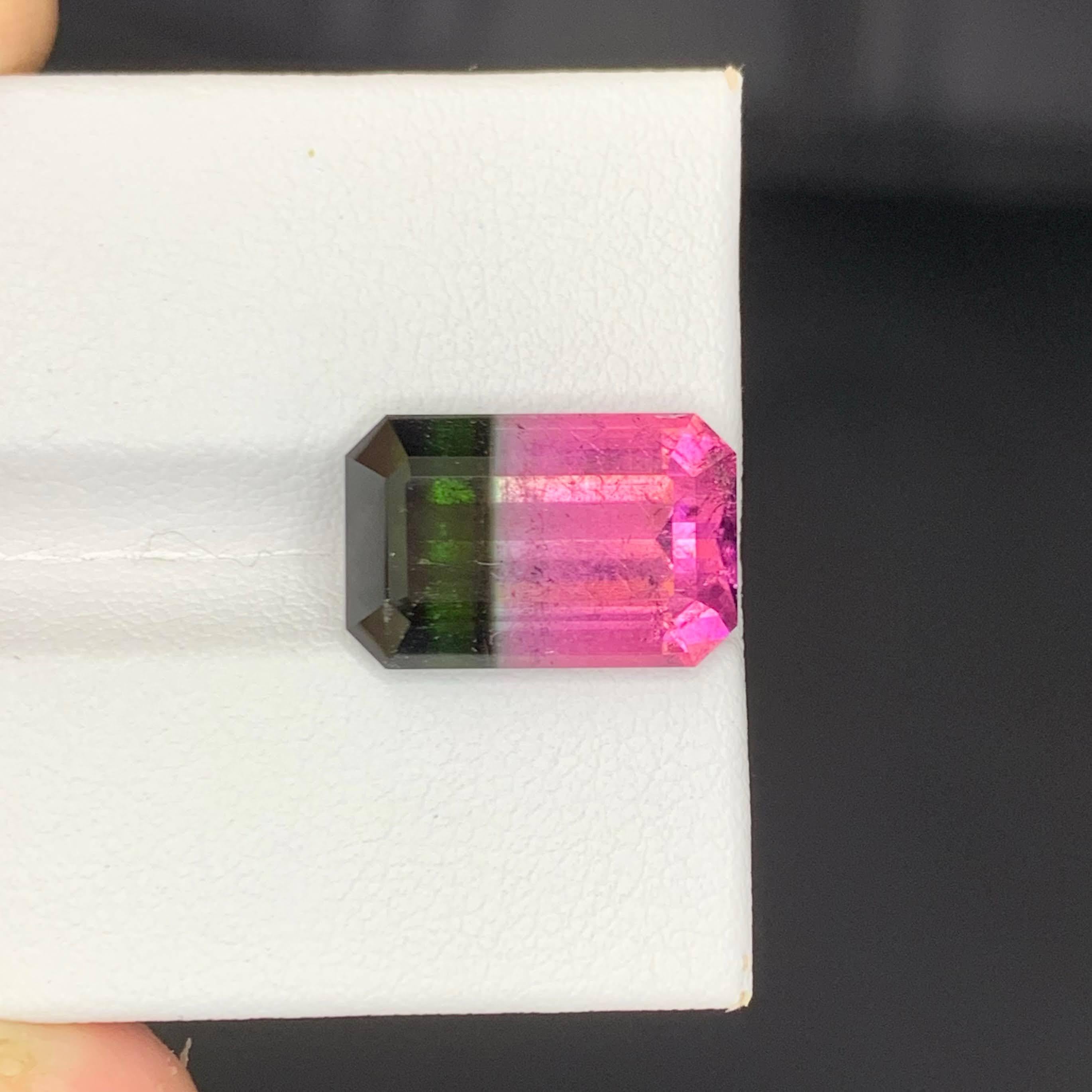 Peso 9,20 quilates 
Dimensiones 14,8x9,7x7,4 mm
Tratamiento Ninguno 
Origen Afgano 
Claridad SI 
Forma Corte Esmeralda 




Esta sorprendente Turmalina Sandía Bicolor natural de 9,20 quilates muestra una hermosa transición de vibrante rosa y