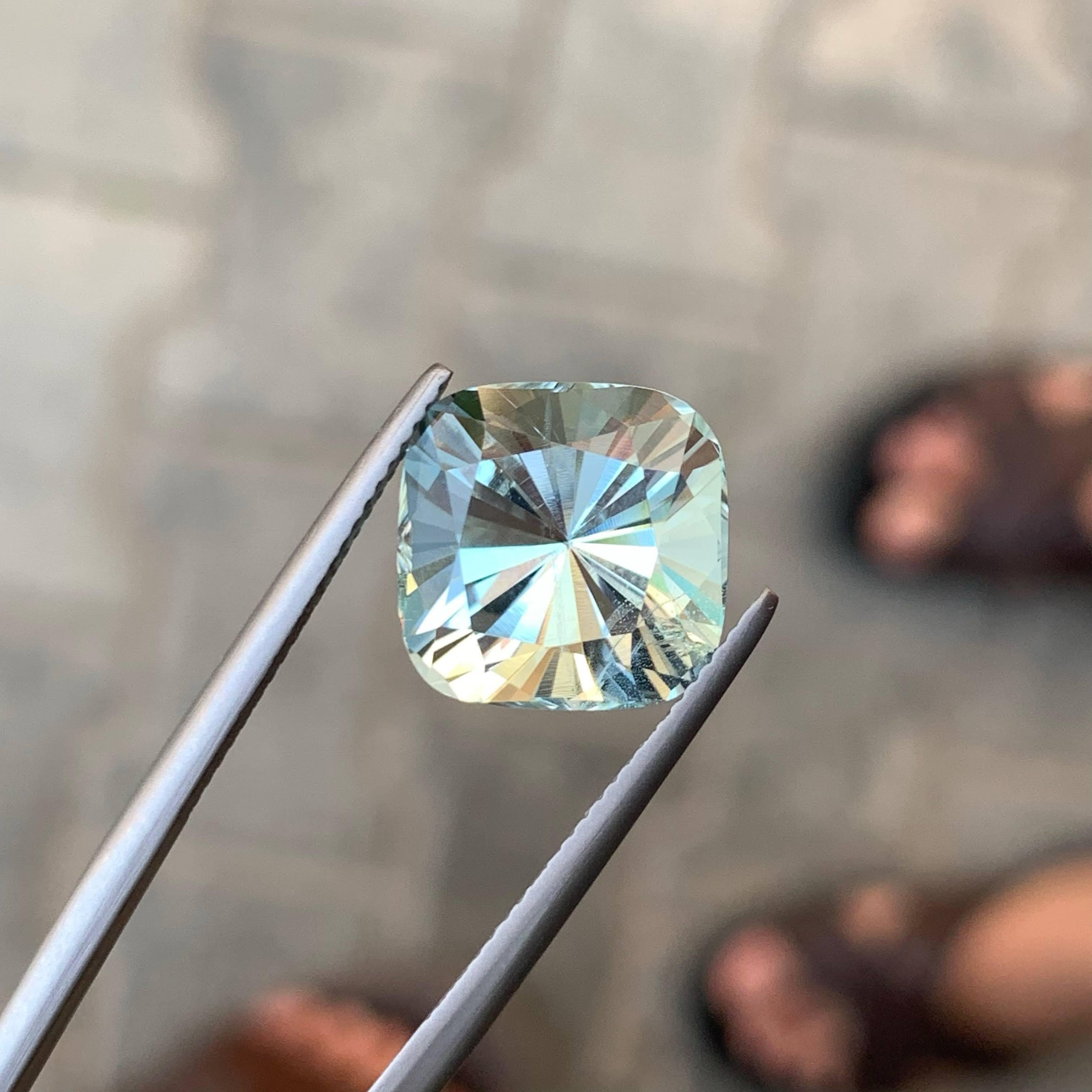 9.20 carats Loose Light Blue Aquamarine Custom Precision Cut from Pakistan in vendita 1
