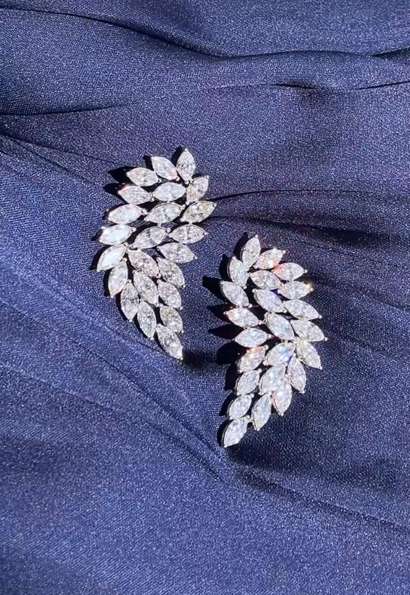 Sembra proprio che le stelle siano più vicine con questi incredibili orecchini di diamanti a forma di marquise.
Eleganza quotidiana con i nostri splendidi orecchini contemporanei.
Uno scintillio senza tempo per ogni momento.
I magnifici orecchini