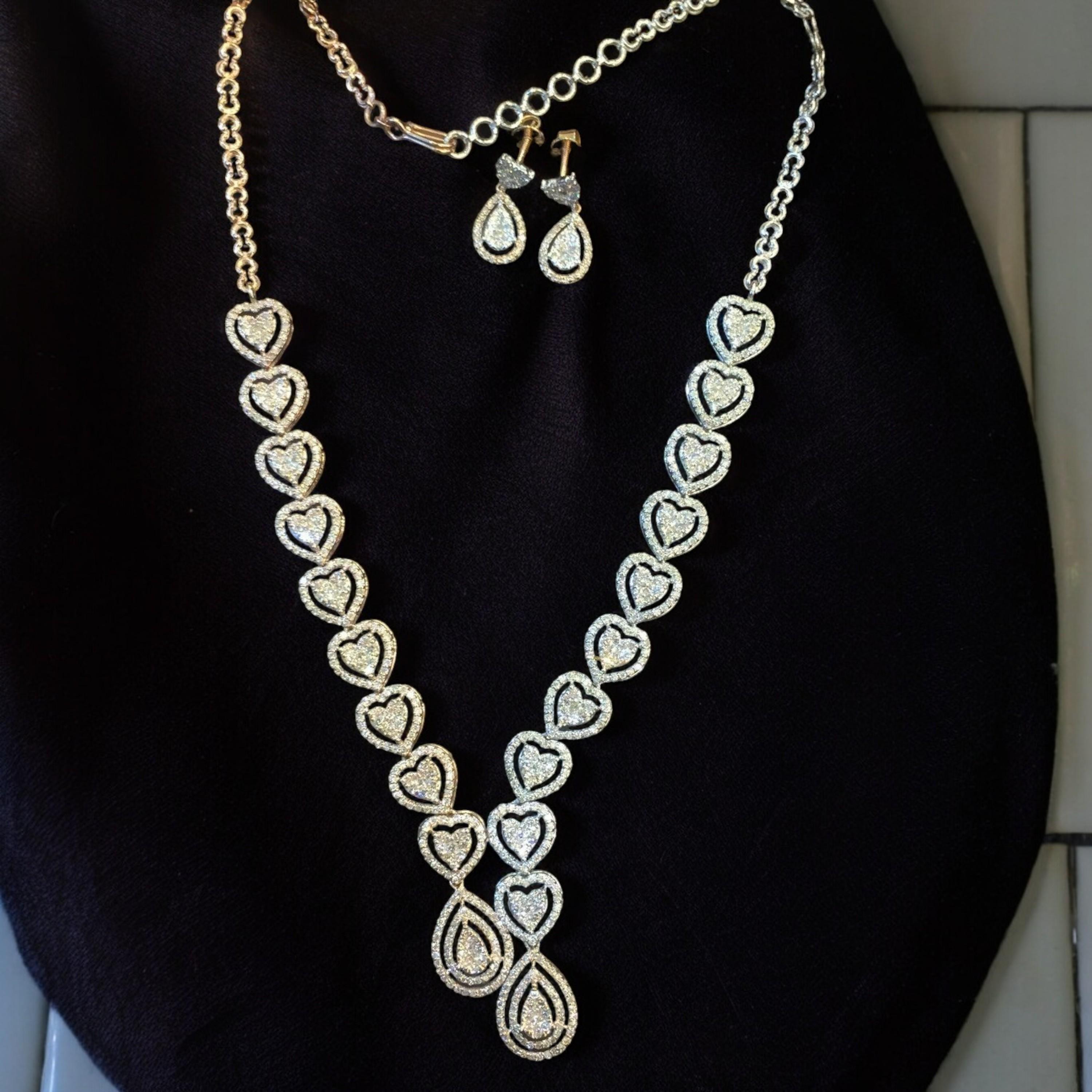 Un collier rayonnant pour une mariée rayonnante : Distinguez-vous avec ce collier et cet ensemble de boucles d'oreilles en or 14 carats bicolore, ornés de diamants ronds à taille brillante de 9,20 carats !

Spécifications : 

Poids du diamant : 9,20