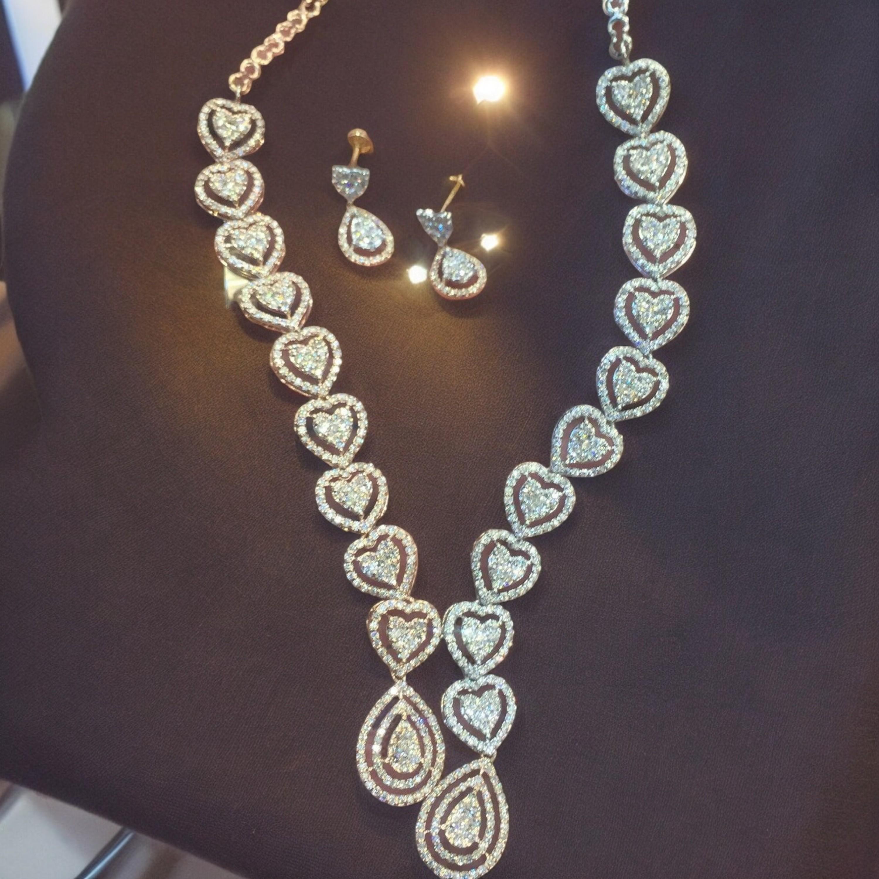 Contemporain Ensemble collier et boucles d'oreilles cœur en or 14 carats avec diamants taille ronde brillants F/VS1 de 9,20 carats en vente