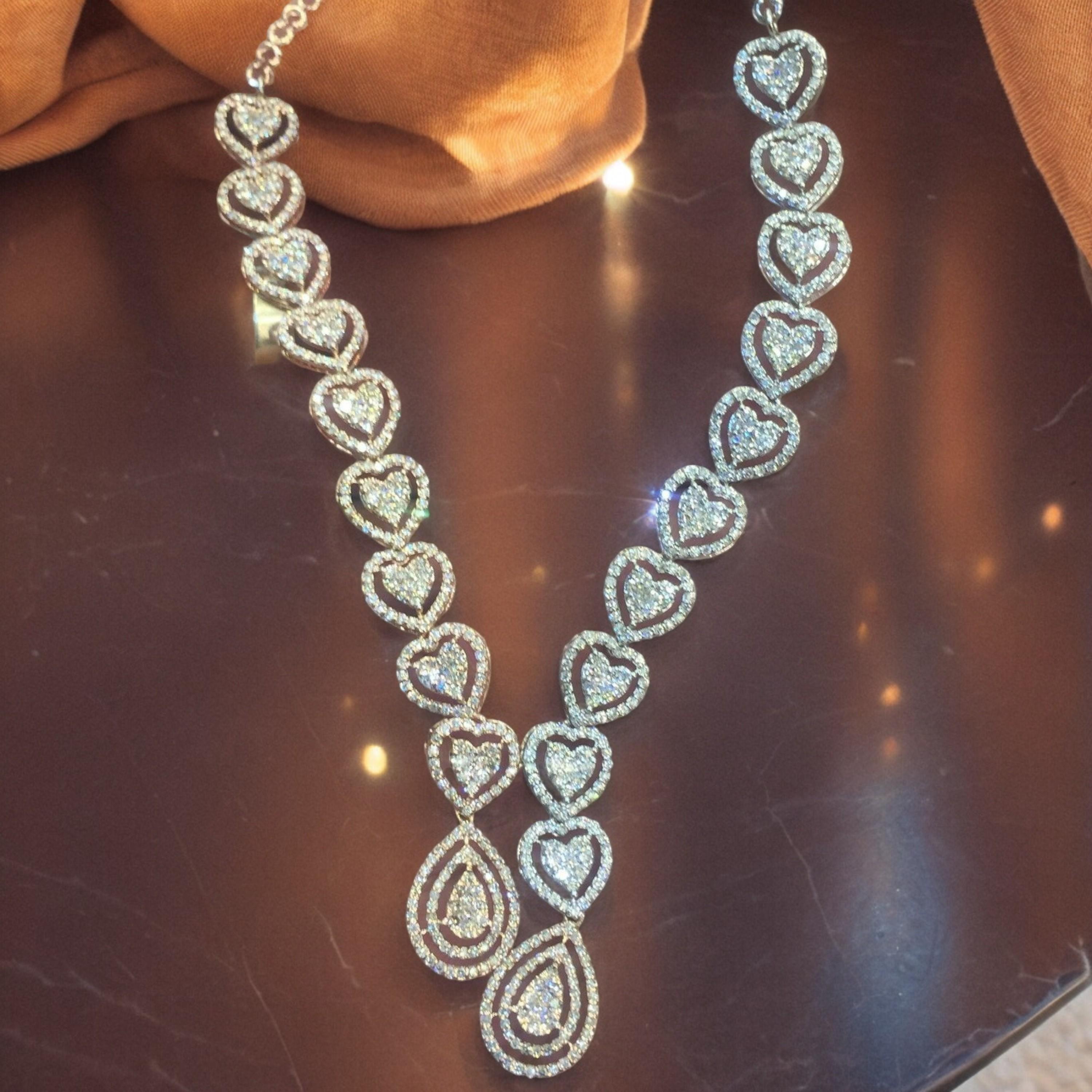 Taille ronde Ensemble collier et boucles d'oreilles cœur en or 14 carats avec diamants taille ronde brillants F/VS1 de 9,20 carats en vente