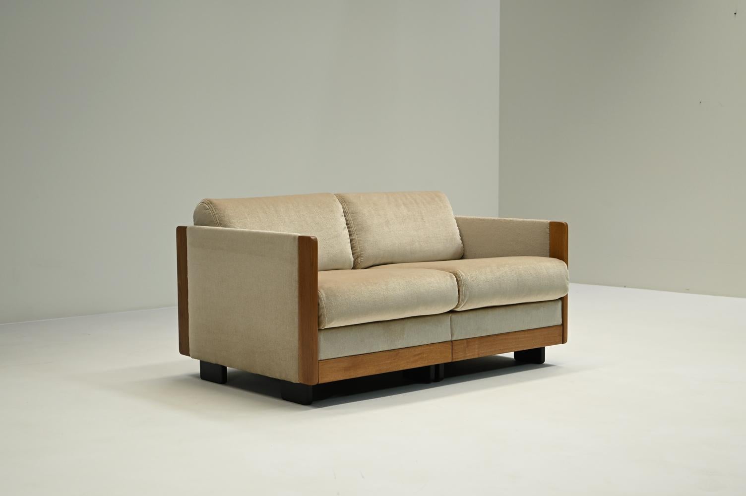 Canapé 920 d'Afra & Tobia Scarpa pour Cassina, Italie, années 1960 Dans les années 1960, Afra et Tobia Scarpa ont entamé leur collaboration avec le fabricant italien Cassina, concevant une série de meubles emblématiques dans laquelle on retrouve le