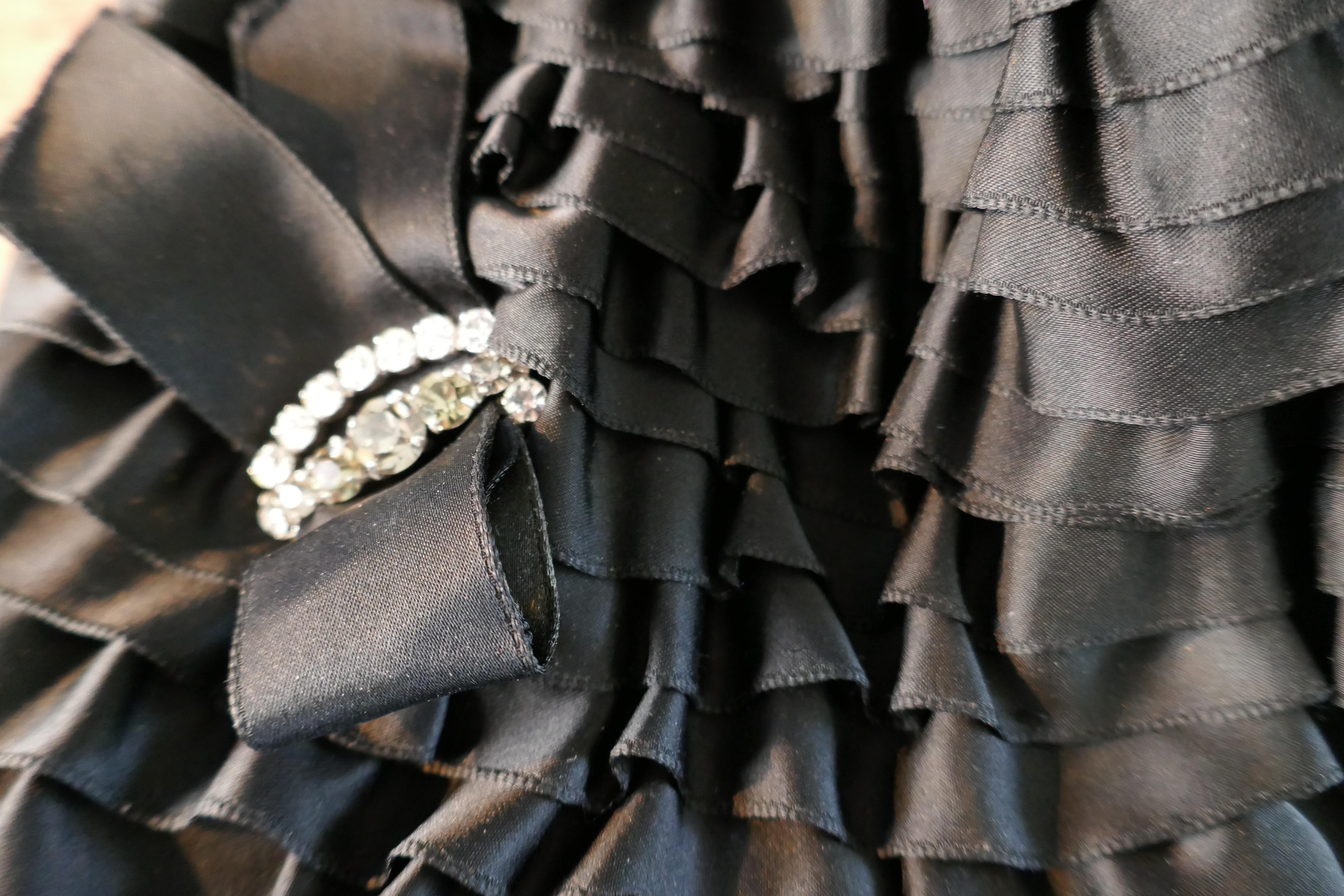 920’s Tight Fitting Black Satin Evening Hat By Dolores of London and Paris In Excellent Condition In Chillerton, Isle of Wight