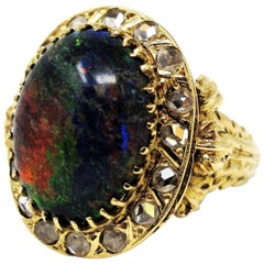 Anillo de Cóctel de Ópalo Negro Cabujón Ovalado y Halo de Diamantes de 9,21 Quilates y Oro de 14 Kilates