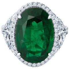 9,21 Karat ovaler Smaragd und 1,25 Karat Diamant-Akzente, gefasst in Platinring