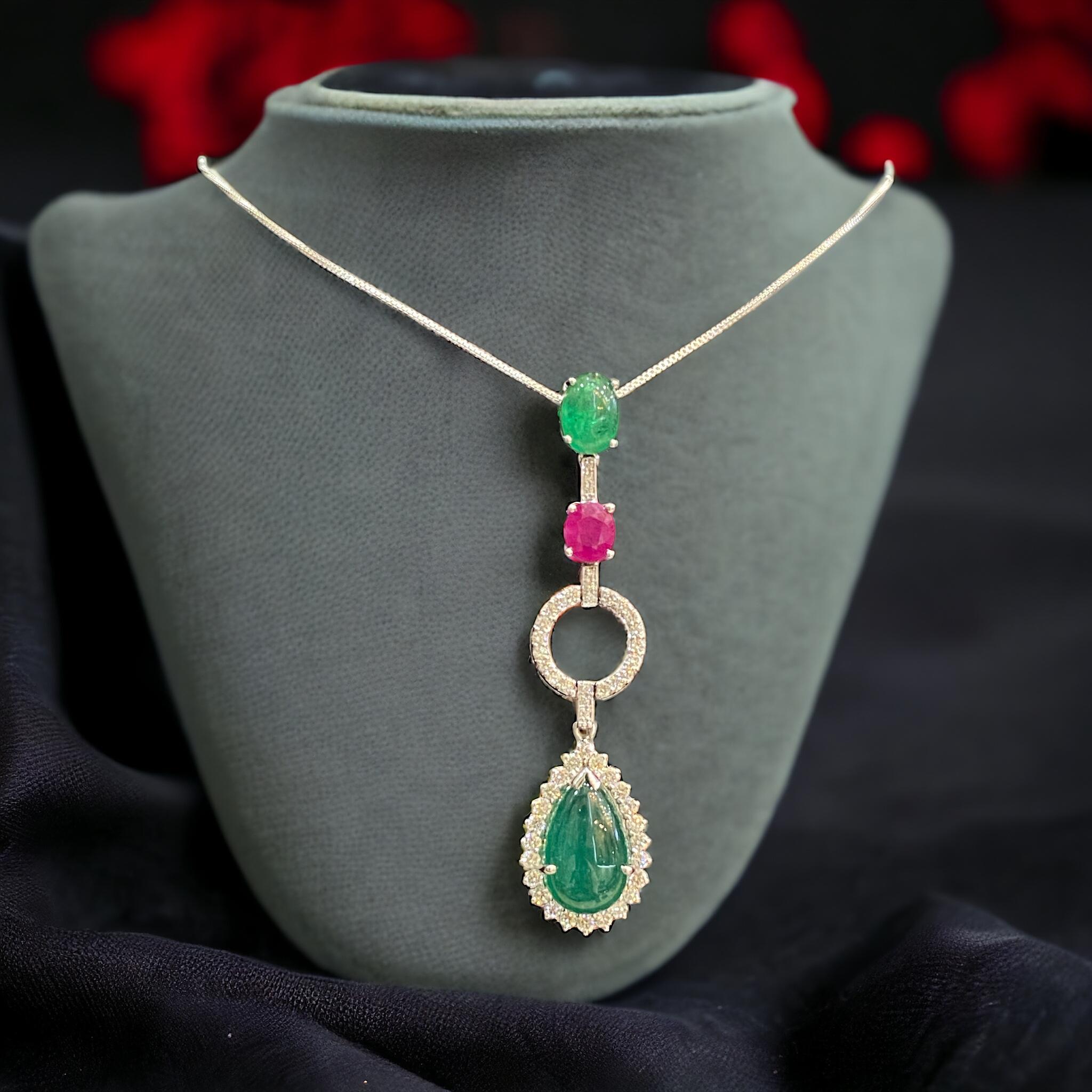 Abbraccia l'eleganza e condividi la gioia con questa collana intricata che vanta 1,66 carati di diamanti F/VS1, 1,50 carati di rubino e uno smeraldo da 6,05 carati, per uno splendore impeccabile!

Specifiche: 

Peso del diamante: 1,66 carati
Forma