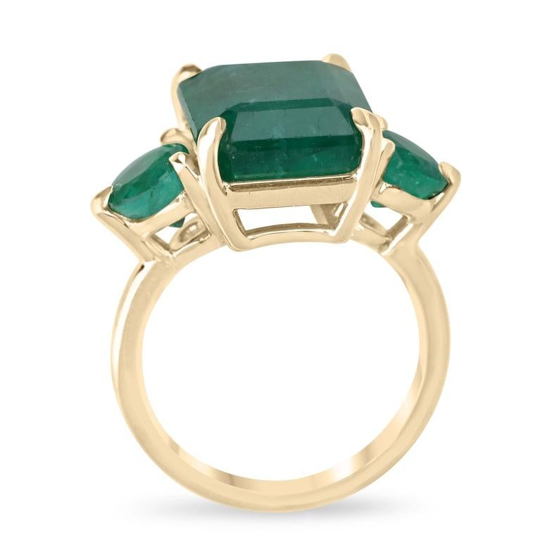 Erleben Sie die Eleganz unseres exquisiten Dreistein-Smaragdrings mit einem atemberaubenden 7,61 Karat schweren Smaragd in der Mitte, flankiert von Smaragden im Rundschliff, die alle eine satte grüne Farbe und halbtransparente Klarheit aufweisen.