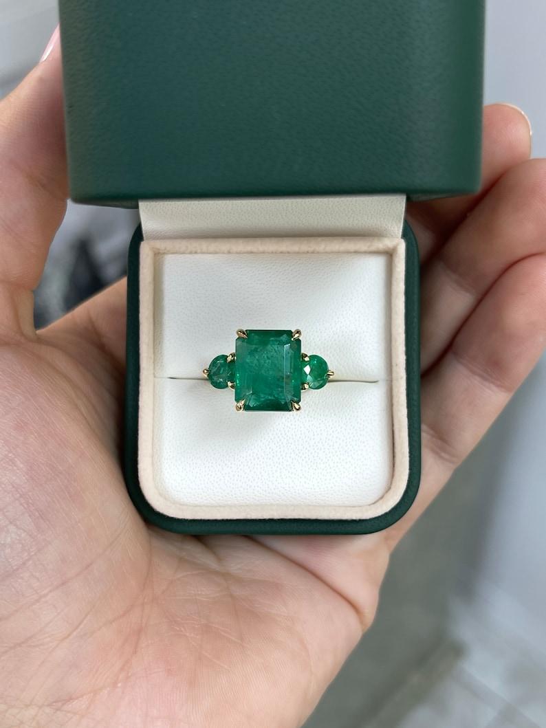 9,21tcw 18K Smaragdschliff & runder Smaragdring mit drei Steinen - üppig grüner 585 Gold (Moderne) im Angebot