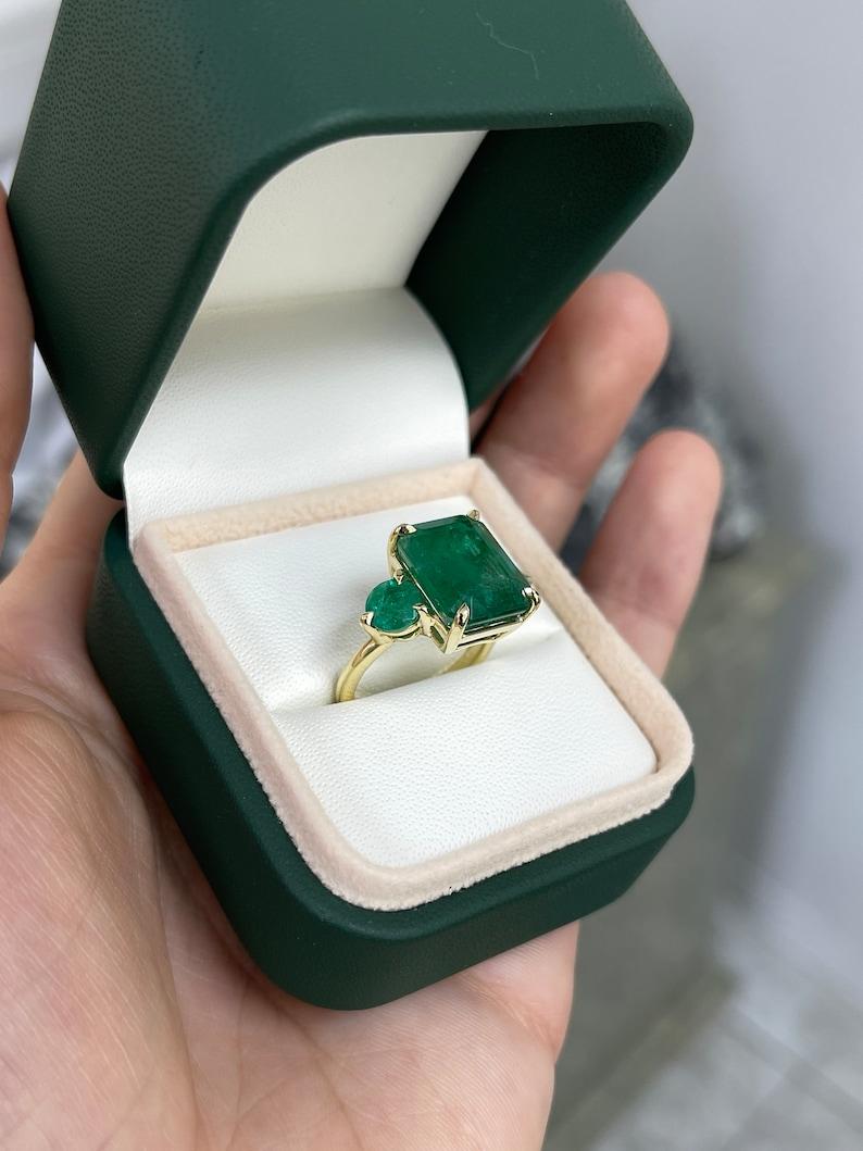 9,21tcw 18K Smaragdschliff & runder Smaragdring mit drei Steinen - üppig grüner 585 Gold (Rundschliff) im Angebot