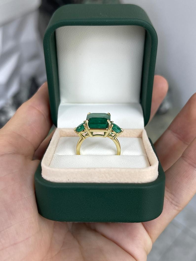9,21tcw 18K Smaragdschliff & runder Smaragdring mit drei Steinen - üppig grüner 585 Gold im Zustand „Neu“ im Angebot in Jupiter, FL