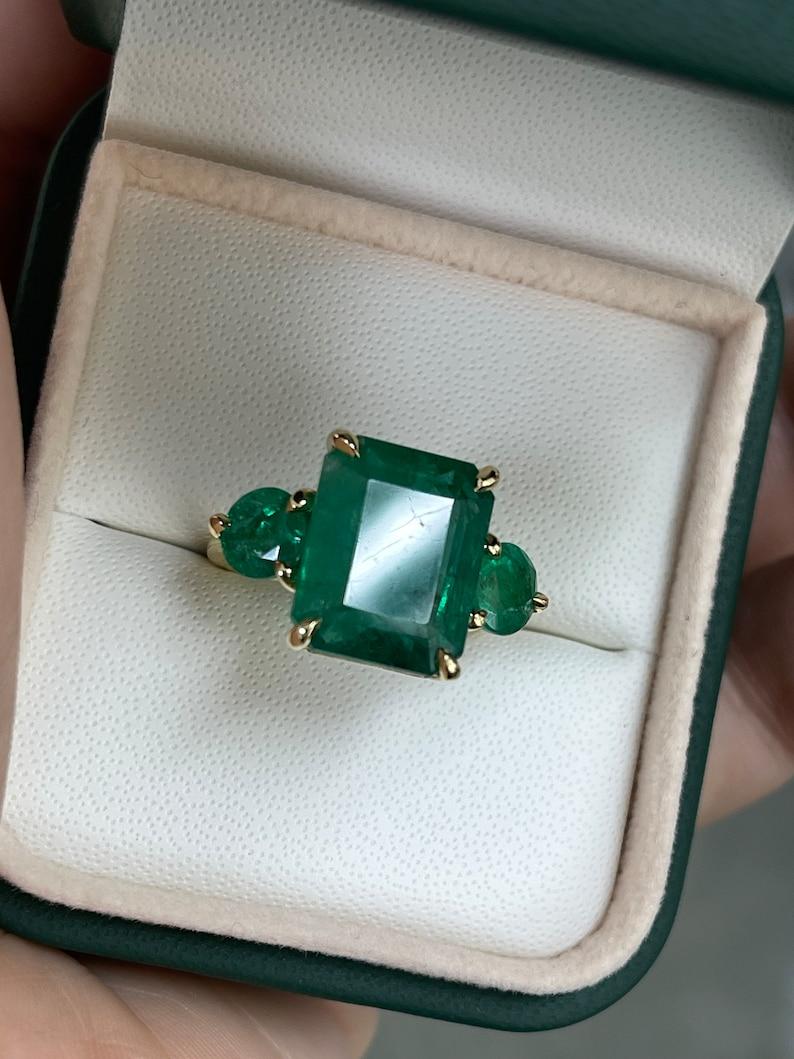 9,21tcw 18K Smaragdschliff & runder Smaragdring mit drei Steinen - üppig grüner 585 Gold Damen im Angebot