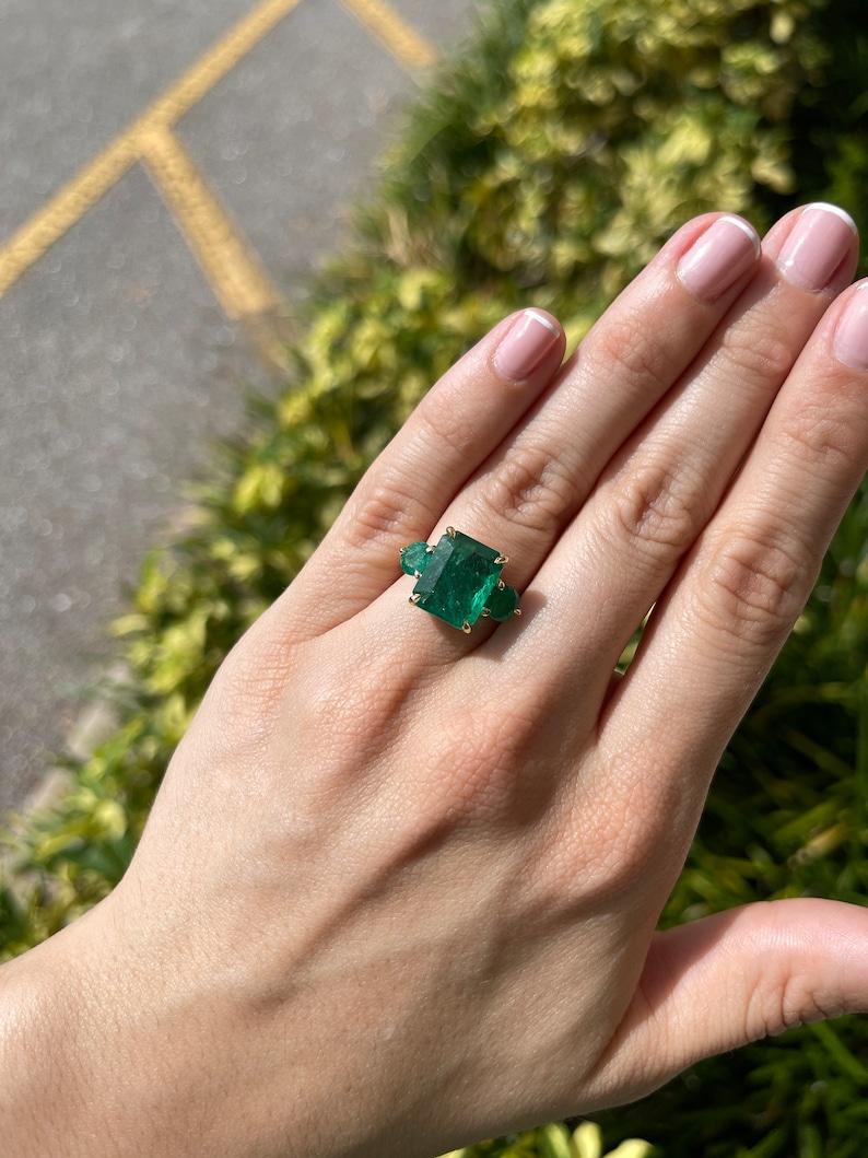 9,21tcw 18K Smaragdschliff & runder Smaragdring mit drei Steinen - üppig grüner 585 Gold im Angebot 1