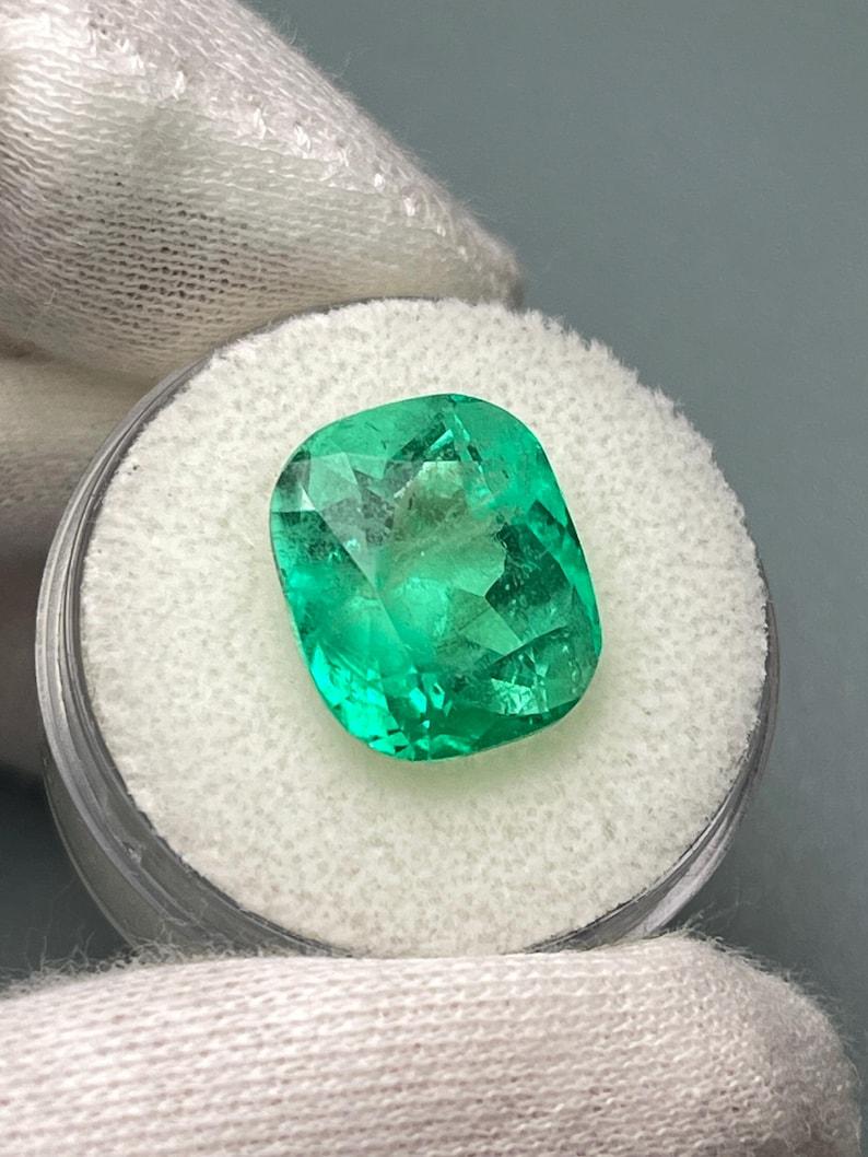 9.23 Carat Muzo Yellowish Green Colombian Emerald - Elongated Cushion Cut Gem In New Condition For Sale In Jupiter, FL
