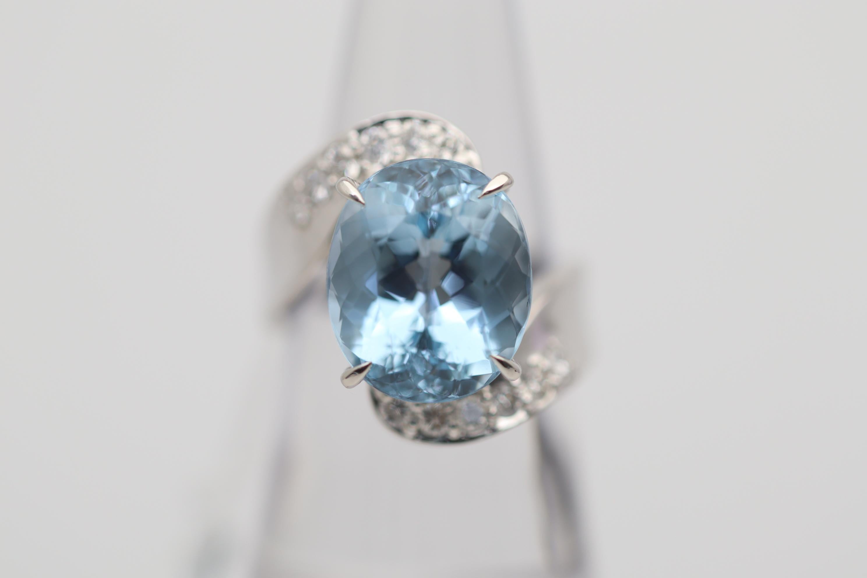 Ein atemberaubender Platinring mit einem schönen Aquamarin. Er wiegt 9,24 Karat und hat die ideale helle, lebhafte meerblaue Farbe, für die er geschätzt wird. Ergänzt wird der Aquamarin durch 0,47 Karat runde Diamanten im Brillantschliff, die dem